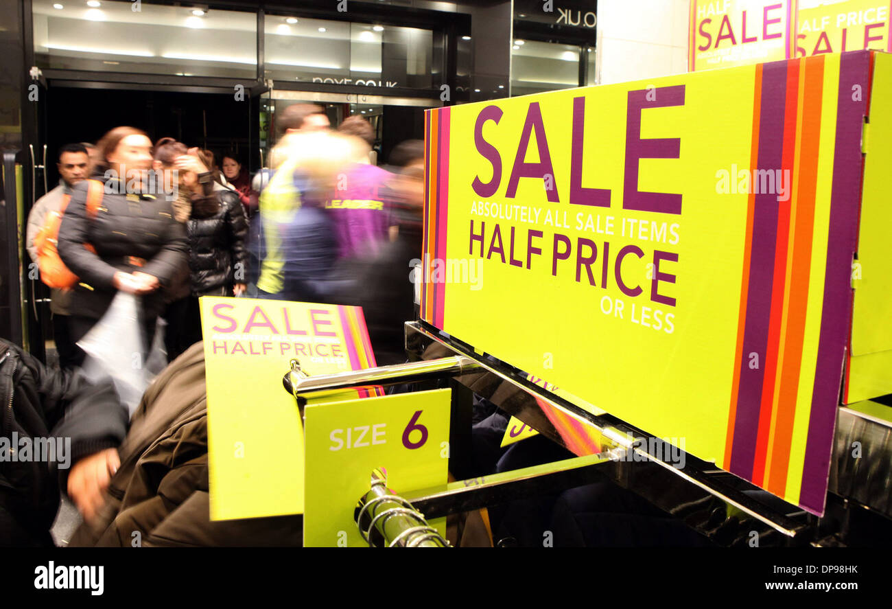Hundreds of people on Princes Street in Edinburgh to find a bargain at the Boxing Day Sales Stock Photo