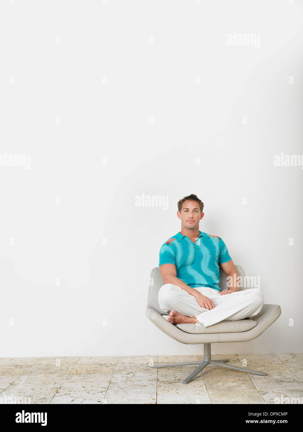 Man sitting chair legs crossed hi-res stock photography and images - Alamy