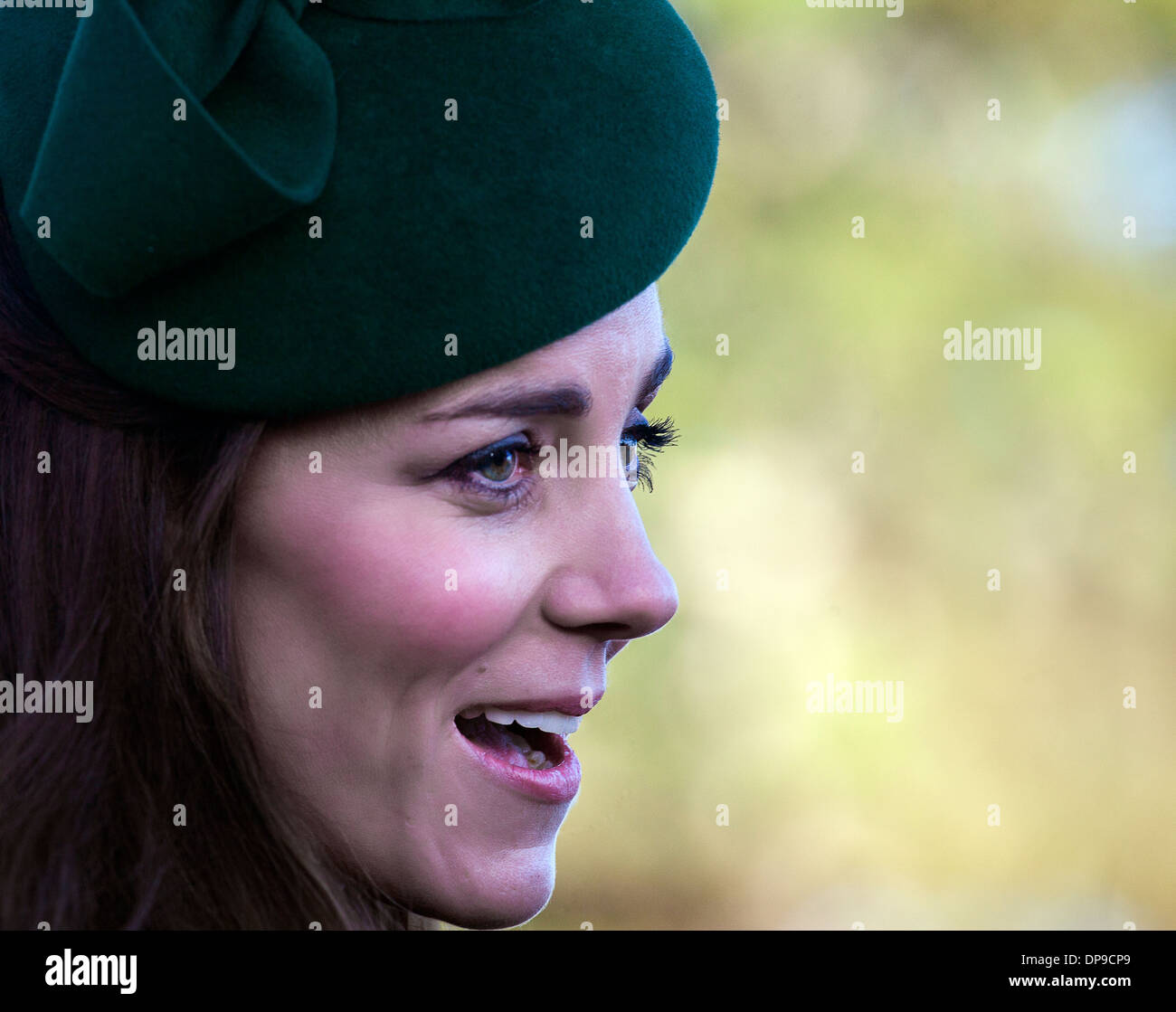 La princesse Kate Middleton est réapparue le 8 septembre avec sa chevelure  brune caractéristique, après avoir surpris quelques jours plus tôt avec des  mèches blondes. Accompagnée du prince William, elle arborait une, image size:1300x1119