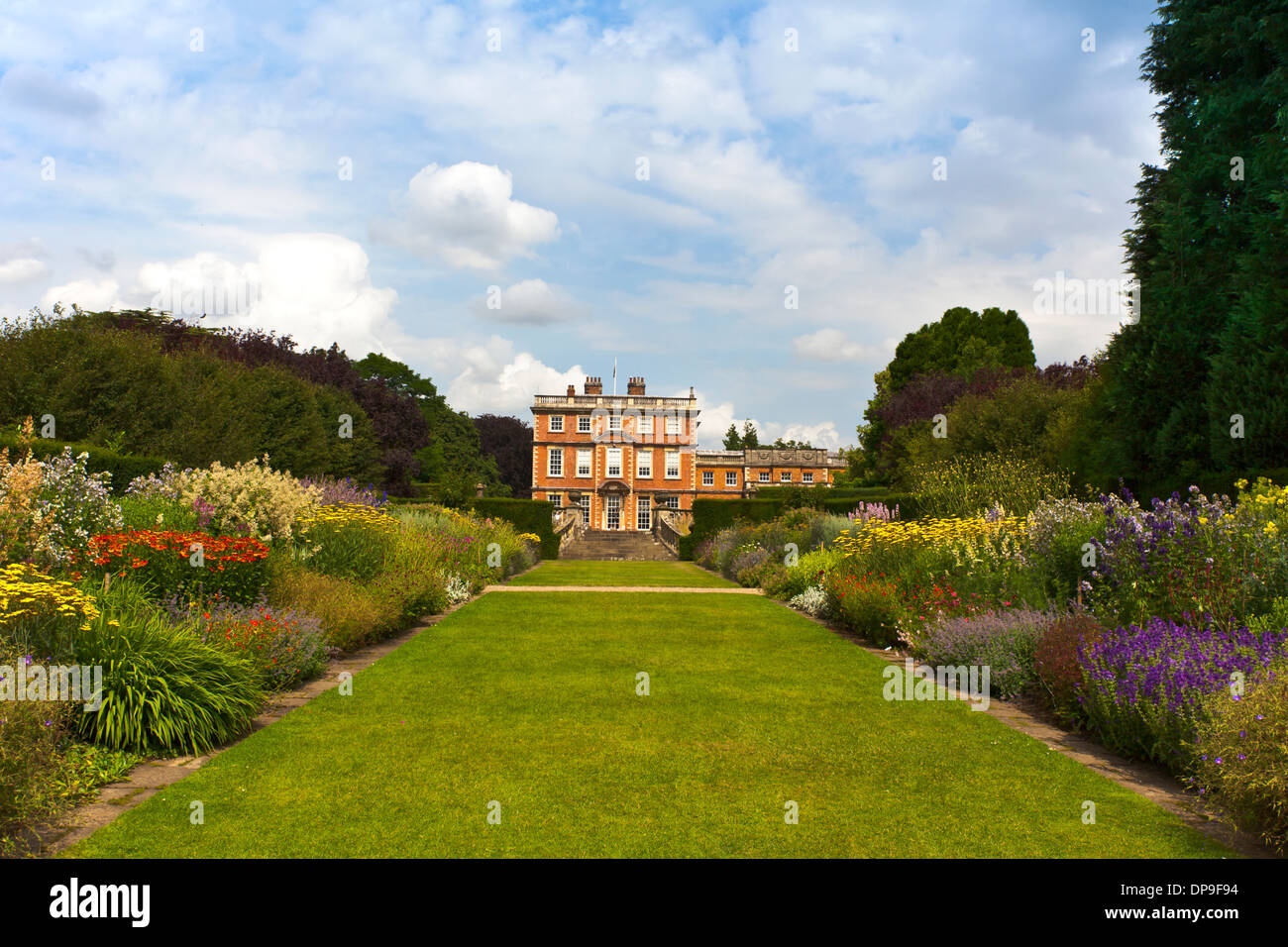 Beautiful landscaped grounds hi-res stock photography and images - Alamy