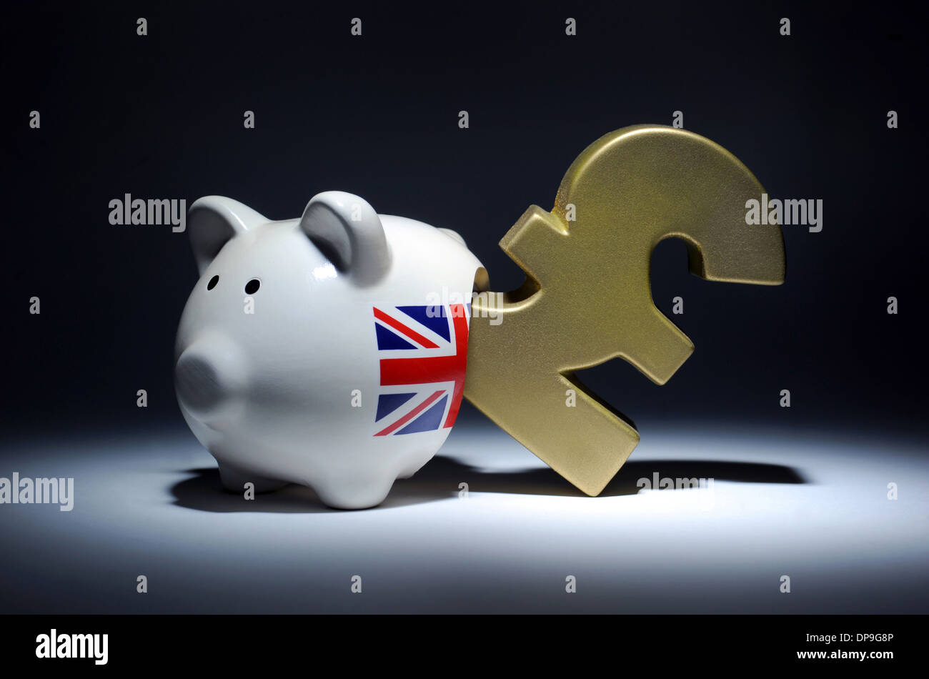 BROKEN PIGGY BANK WITH EMERGING BRITISH POUND SIGN RE INCOMES RETIREMENT THE ECONOMY PRICES WAGES COSTS MONEY SAVINGS PAY UK Stock Photo