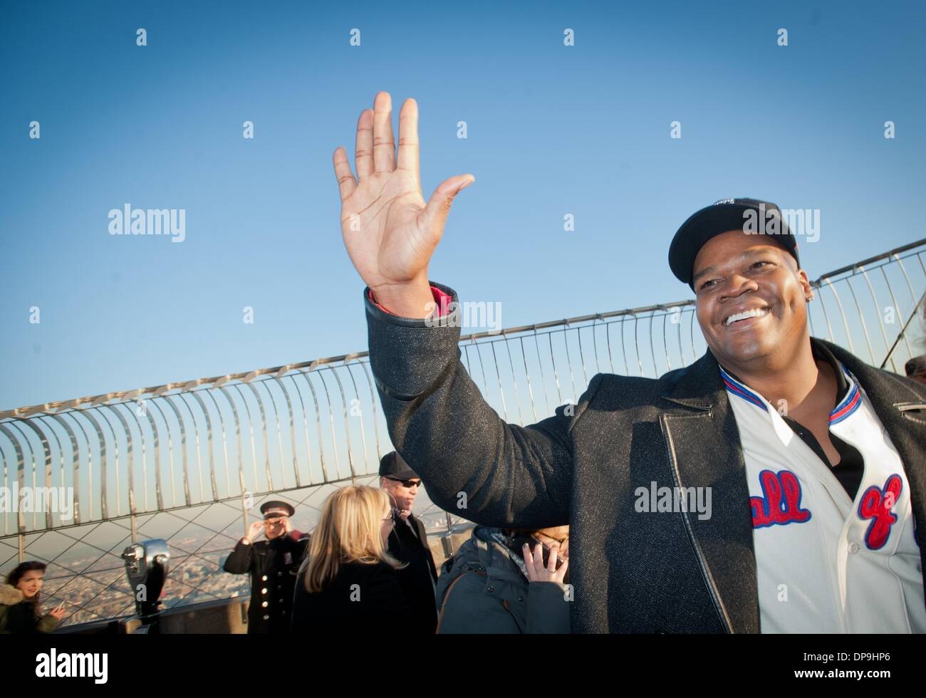 New York, New York, USA. 9th Jan, 2014. 2014 Baseball Hall of Fame Electee FRANK THOMAS waves to fans as he visits and tours the Empire State Building's 86th floor Observatory with fellow hall of famers T. Glavine and G. Maddux. Credit:  Bryan Smith/ZUMAPRESS.com/Alamy Live News Stock Photo