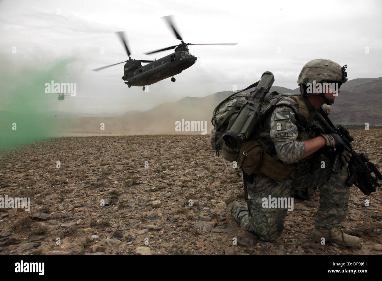 U.S. Army soldier provides security before boarding a CH-47 Chinook helicopter in Afghanistan Stock Photo