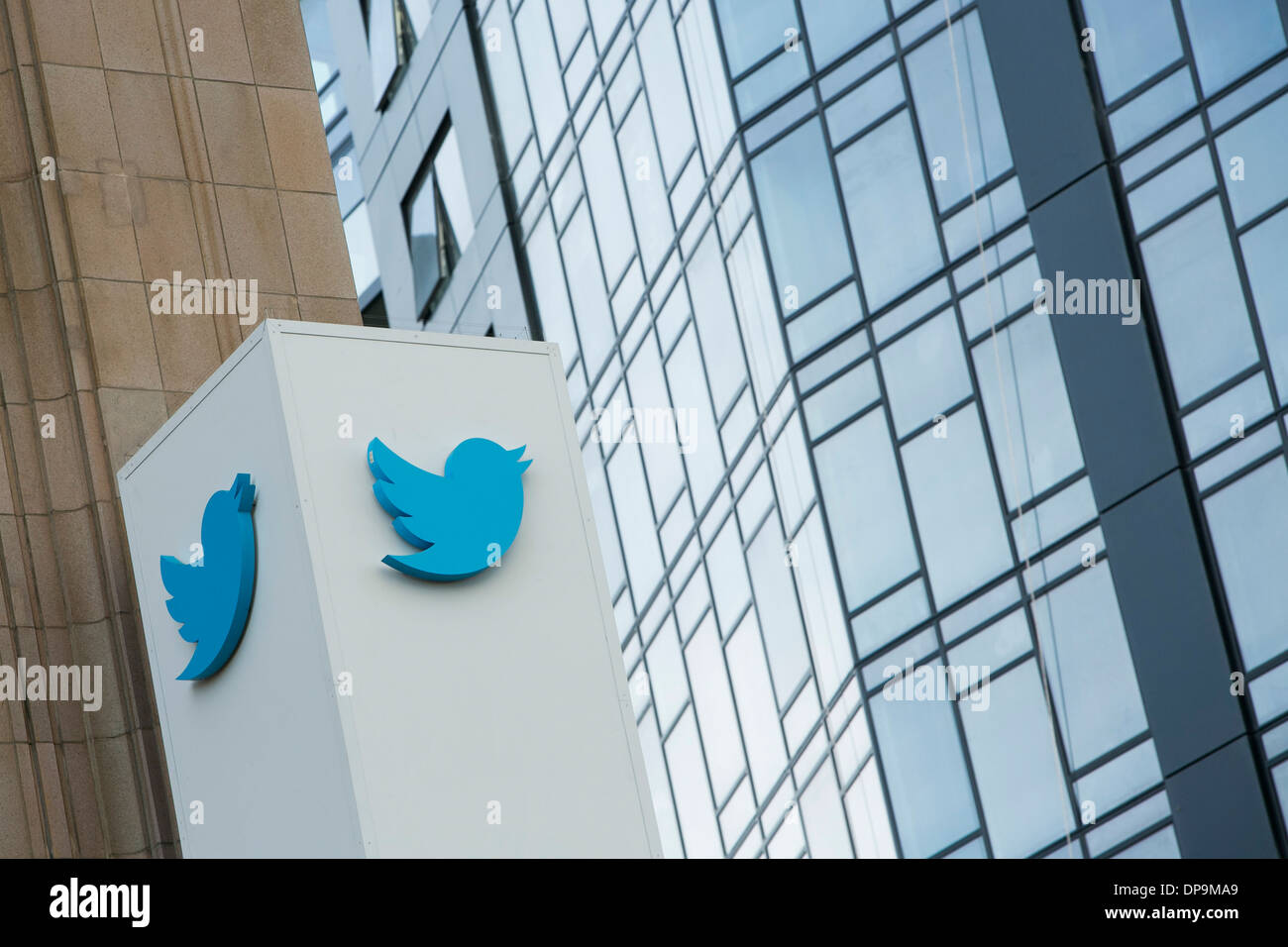Twitter sign hi-res stock photography and images - Alamy