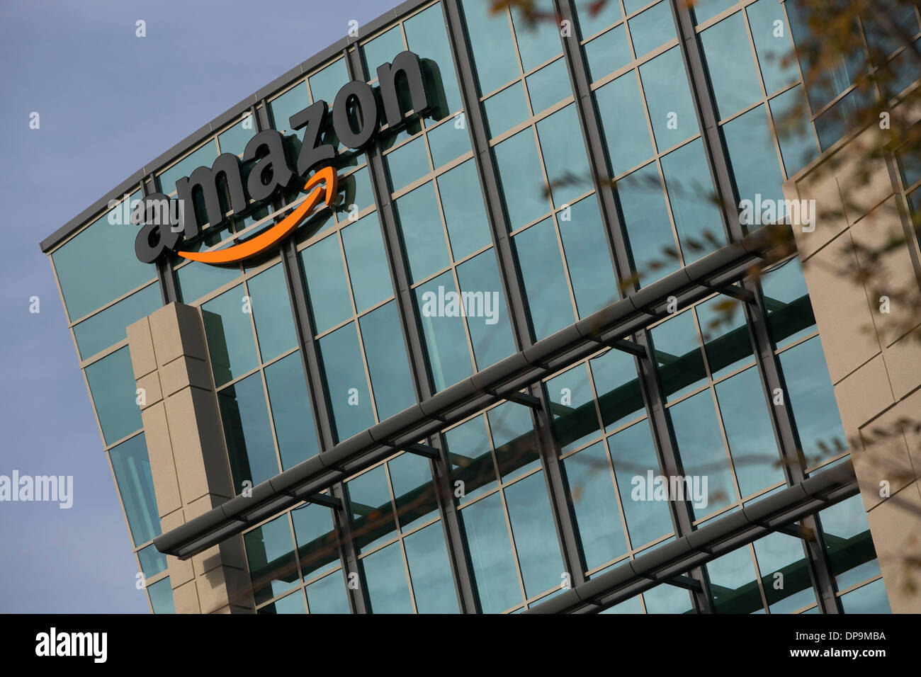 Amazon logo hi-res stock photography and images - Alamy