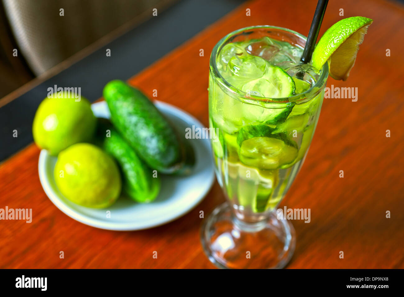 Лимонад огурец и мята. Вода с лимоном зубы. Лимонад с огурцом и мятой. Огуречный лимонад. Огуречный мохито.