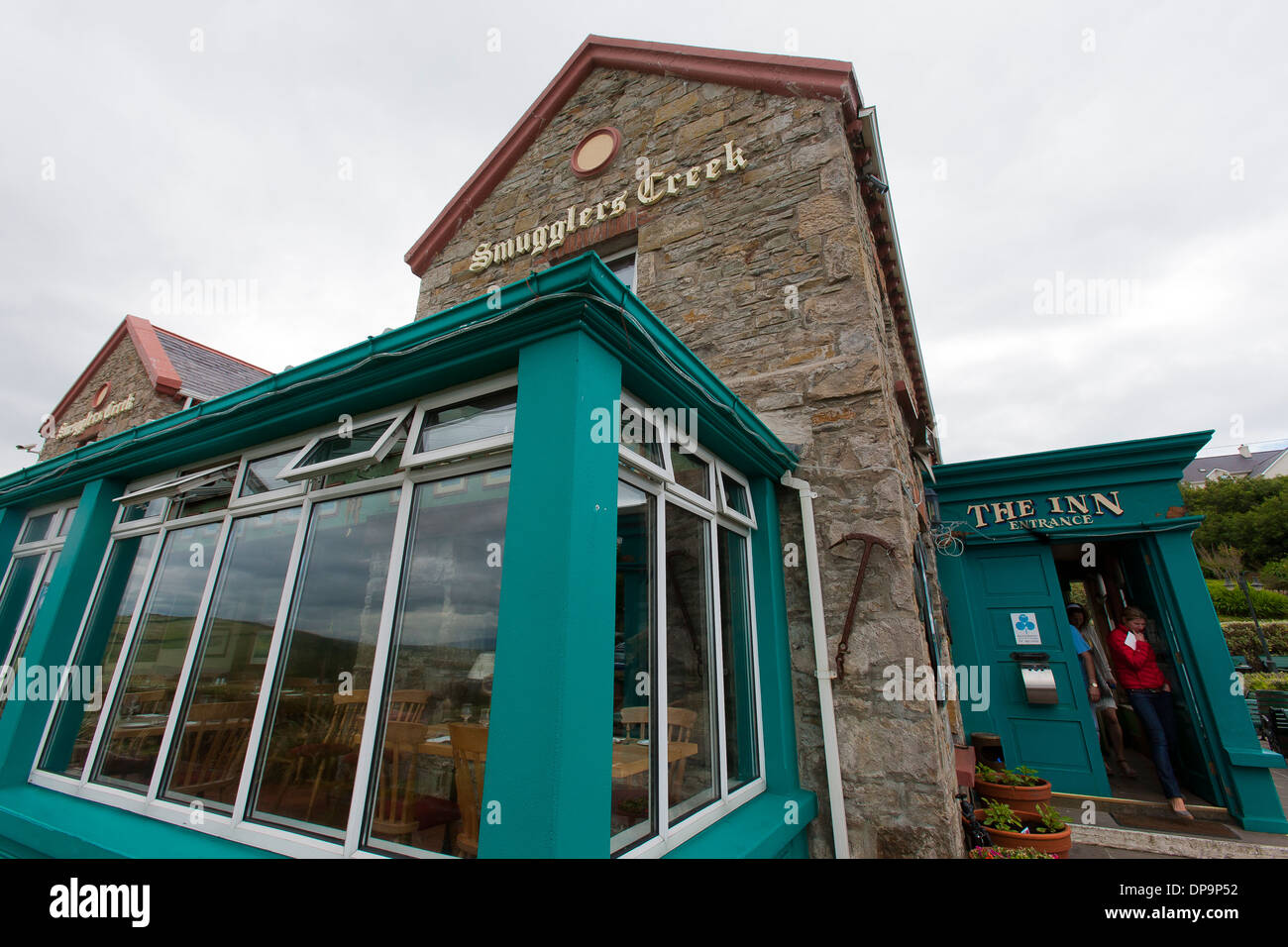 The exterior of Smugglers Creek Inn pub in Rossnowlagh in Co Donegal, a popular pub overlooking the picturesque beach Stock Photo