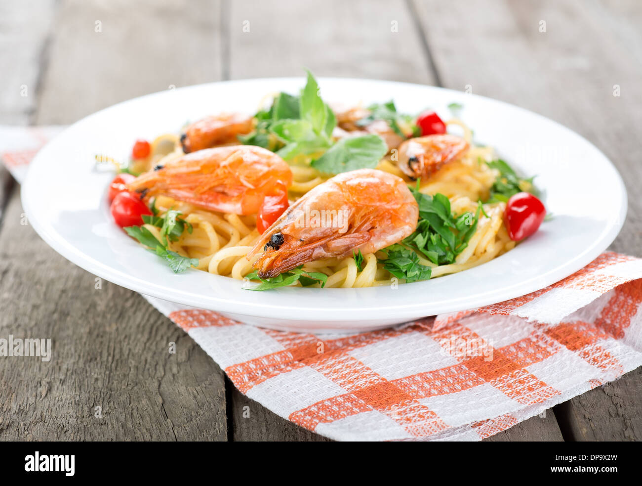 https://c8.alamy.com/comp/DP9X2W/macaroni-with-prawns-and-herbs-on-wooden-table-DP9X2W.jpg