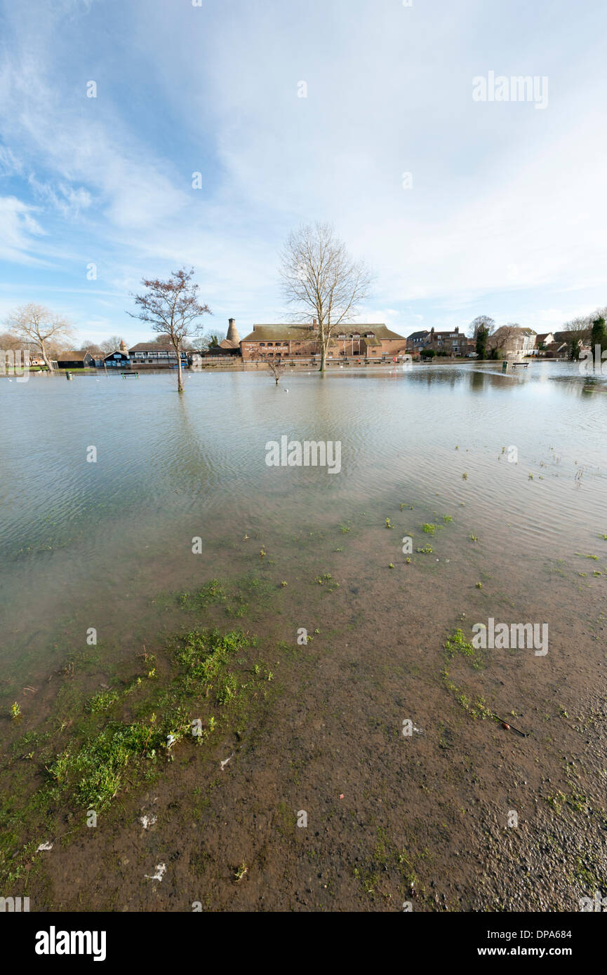 St Neots, Cambridgeshire, UK. 10th January 2014. The River Great Ouse overflows its banks and submerges the riverside park at the market town of St Neots Cambridgeshire UK 10th January 2014. The river flows from central England through East Anglia to the wash and the water levels are still high after the recent wet weather across the country. Credit Julian Eales/Alamy Live News Stock Photo