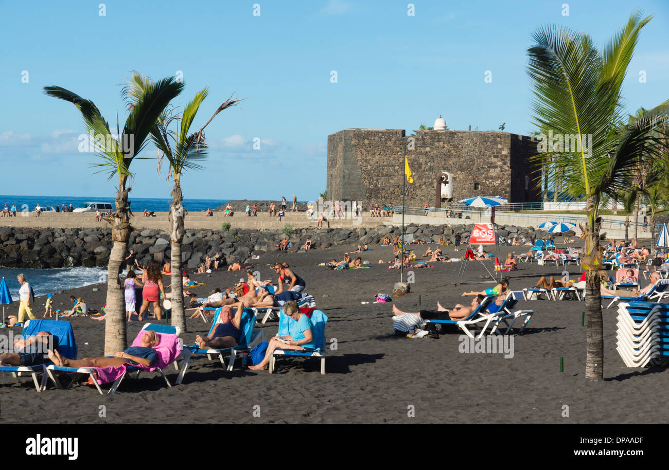 Paya Jardin, Puerto Cruz, Tenerife - Castillo San Felipe, with beach and holidaymakers. Stock Photo