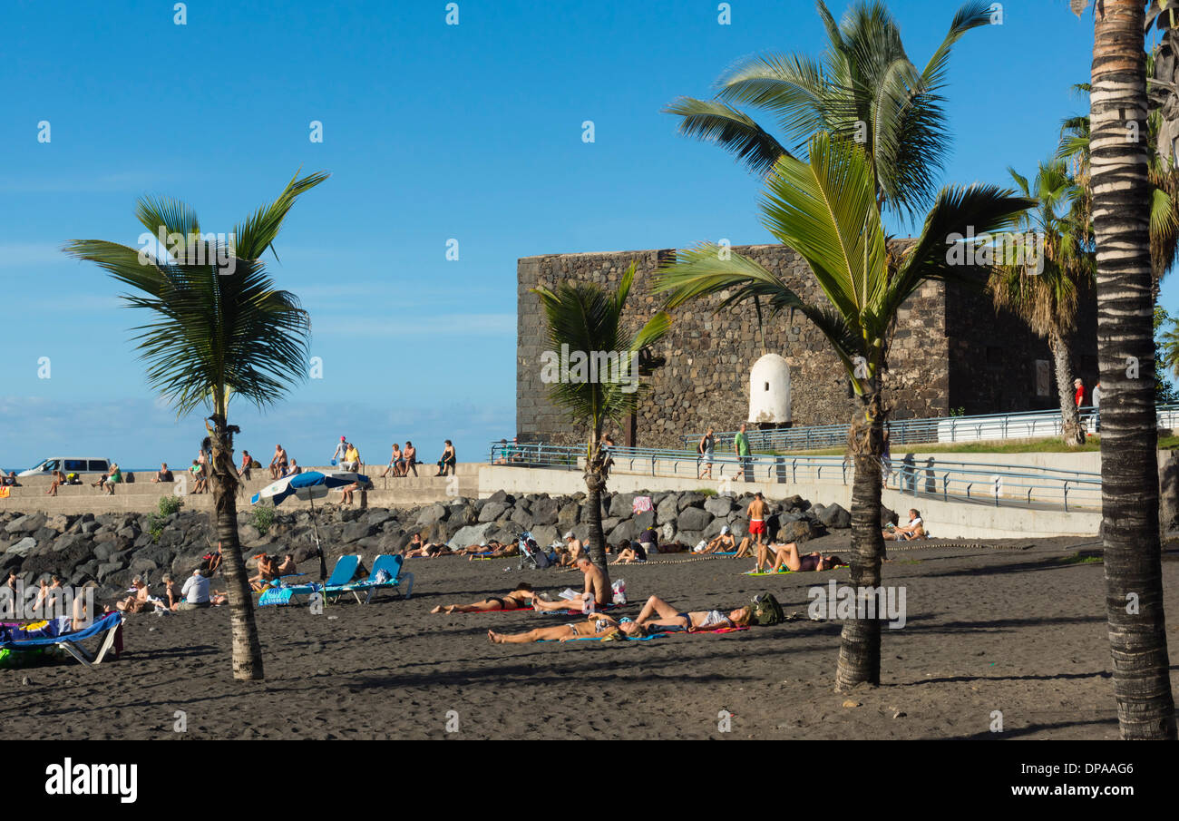 Playa Jardin, Puerto Cruz, Tenerife - Castillo San Felipe, with beach and holidaymakers. Stock Photo