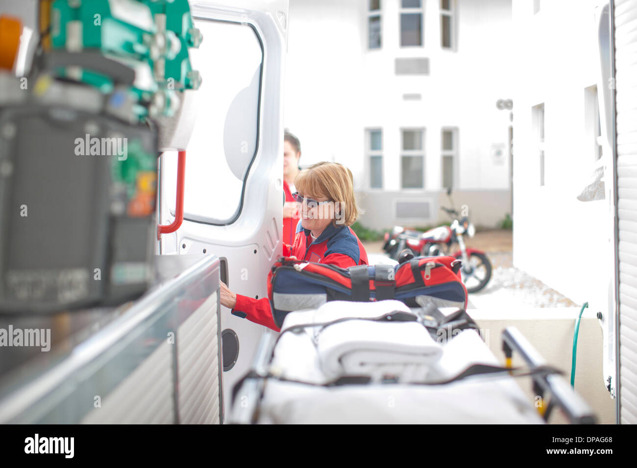 Emergency door stretcher hi-res stock photography and images - Alamy