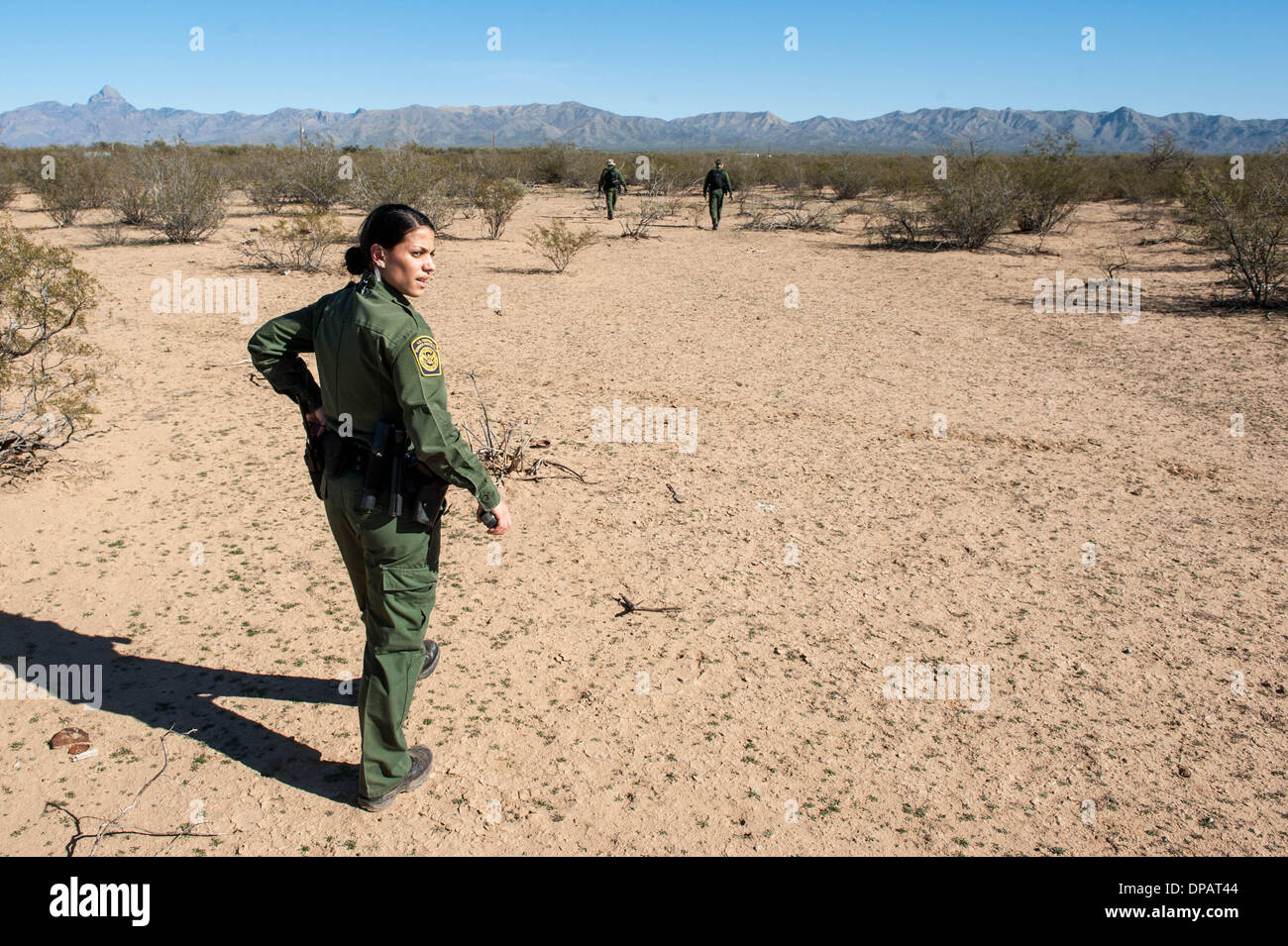 Sells, Arizona, USA. 10th Jan, 2014. U.S. Border Patrol agents search