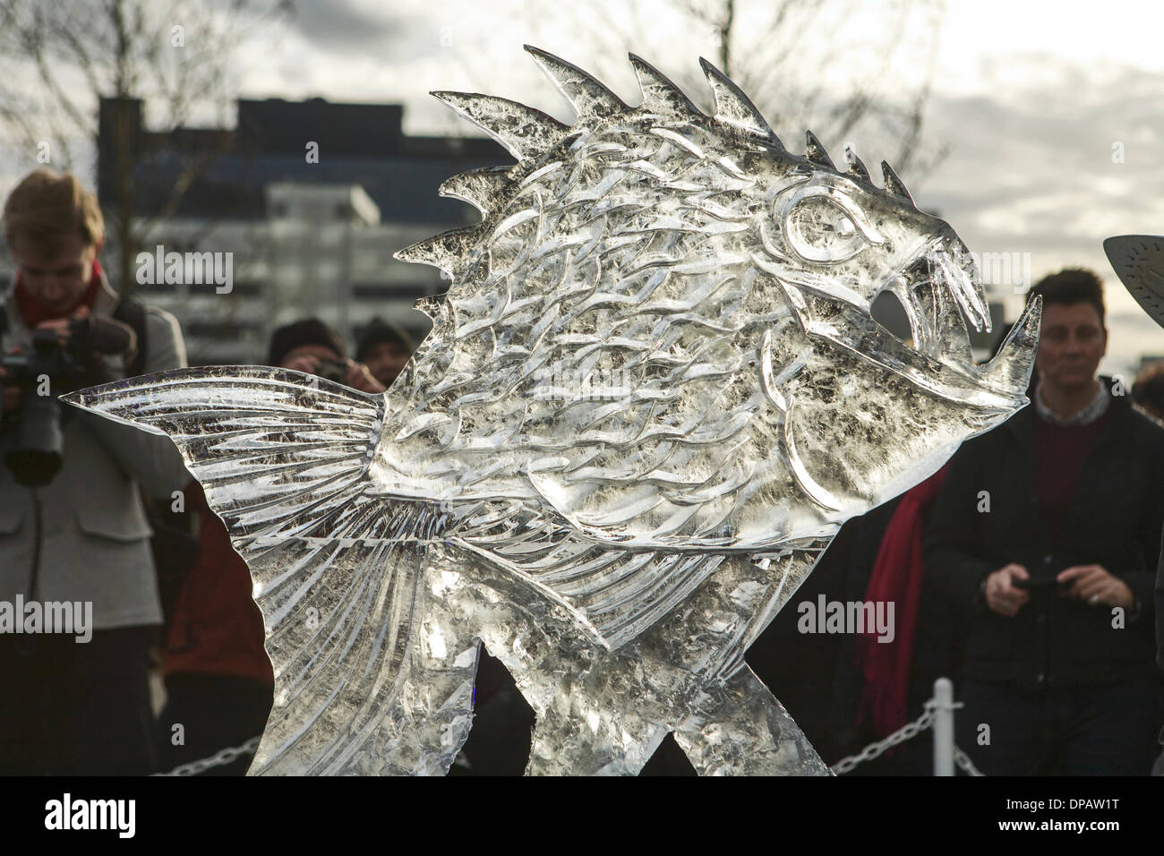 Canary wharf sculptures hi-res stock photography and images - Alamy