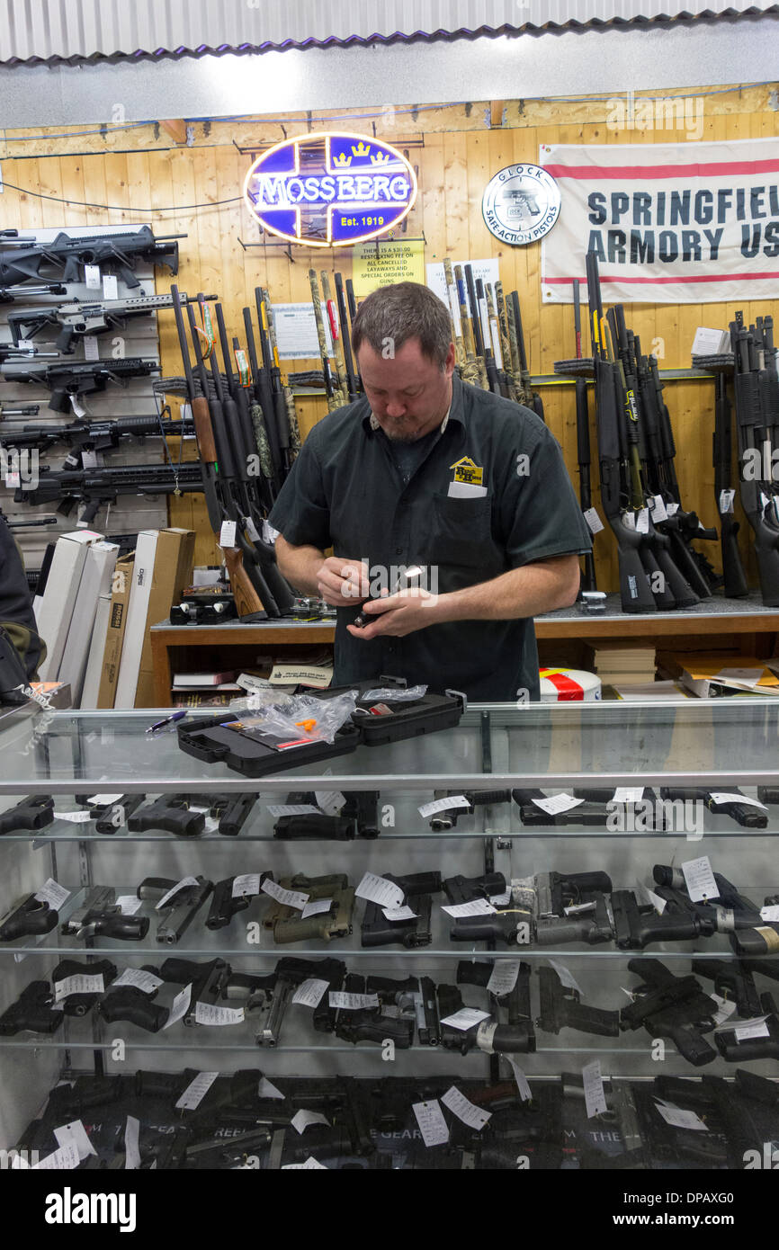 Gun store america hi-res stock photography and images - Alamy