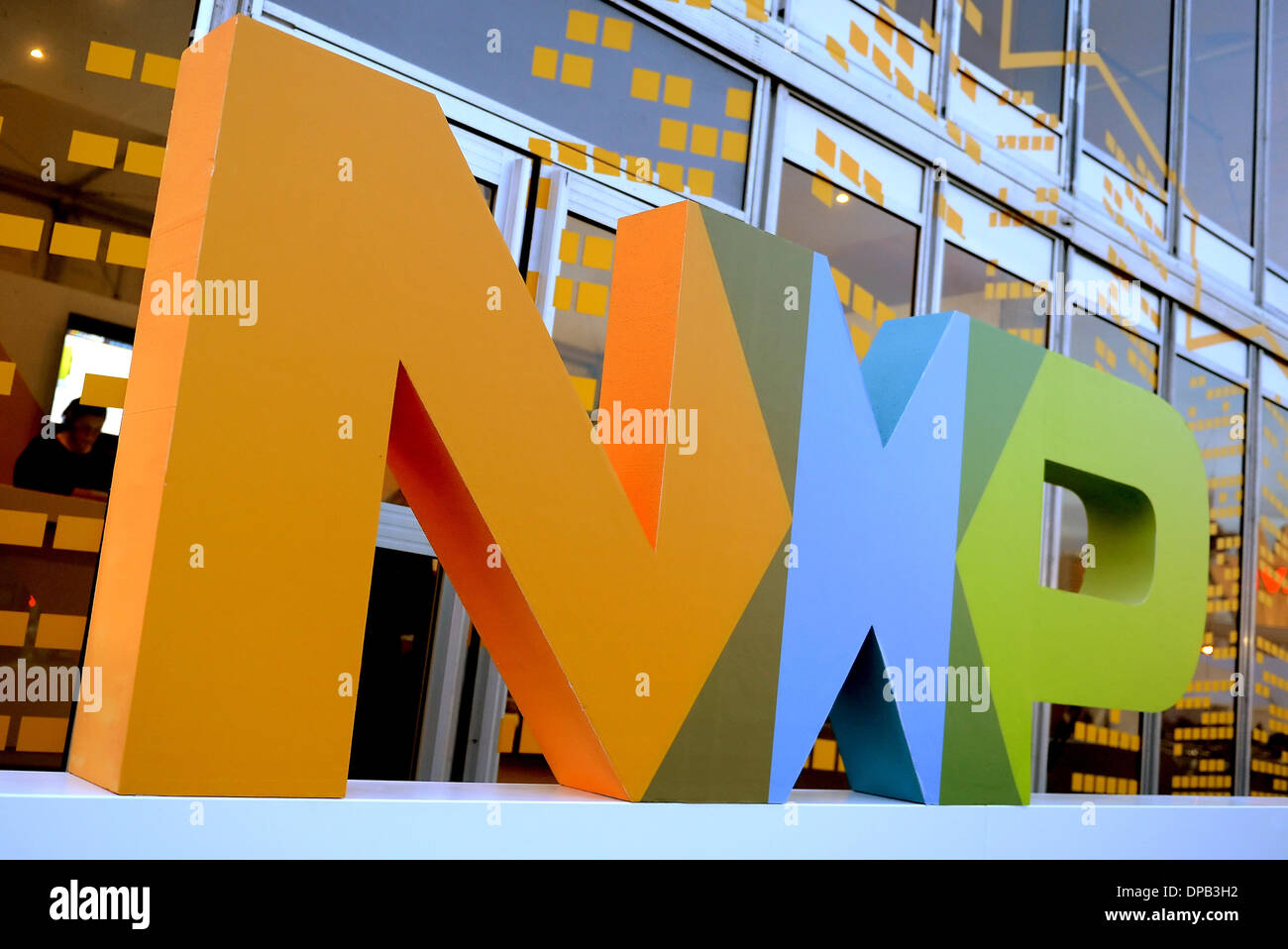 Das Logo der Firma NXP ist am 09.01.2014 in Las Vegas auf der Elektronik-Messe CES (Consumer Electronics Show) zu sehen. Die Messe läuft offiziell vom 7. bis 10.01.2014. Foto: Britta Pedersen/dpa Stock Photo