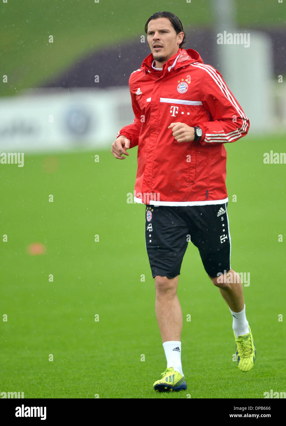 Daniel van Buyten vom FC Bayern München trainiert am 11.01.2014 in Doha (Katar) auf dem Trainingsplatz. Die Mannschaft hält sich bis zum 13.01.2014 in Katar auf. Foto: Peter Kneffel/dpa Stock Photo