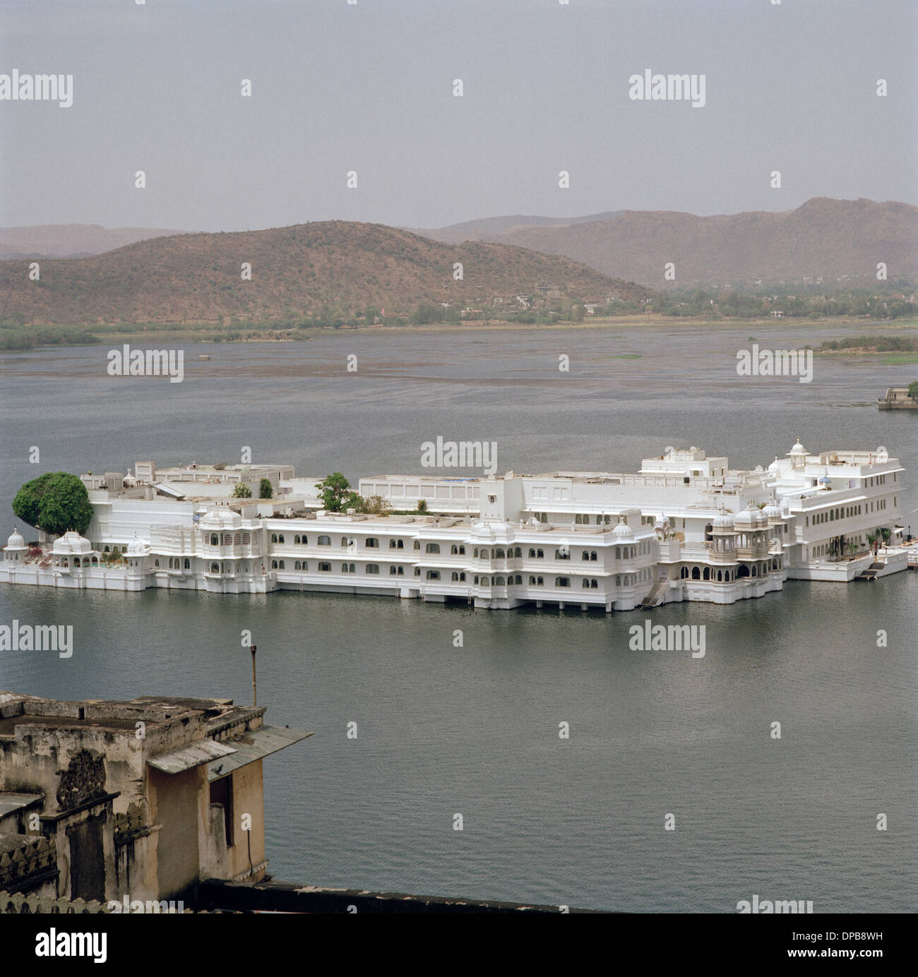 Lake Pichola and the Lake Palace Hotel in Udaipur in Rajasthan in India in South Asia. Luxury Wealth Hotels History Travel Wanderlust Escapism Stock Photo