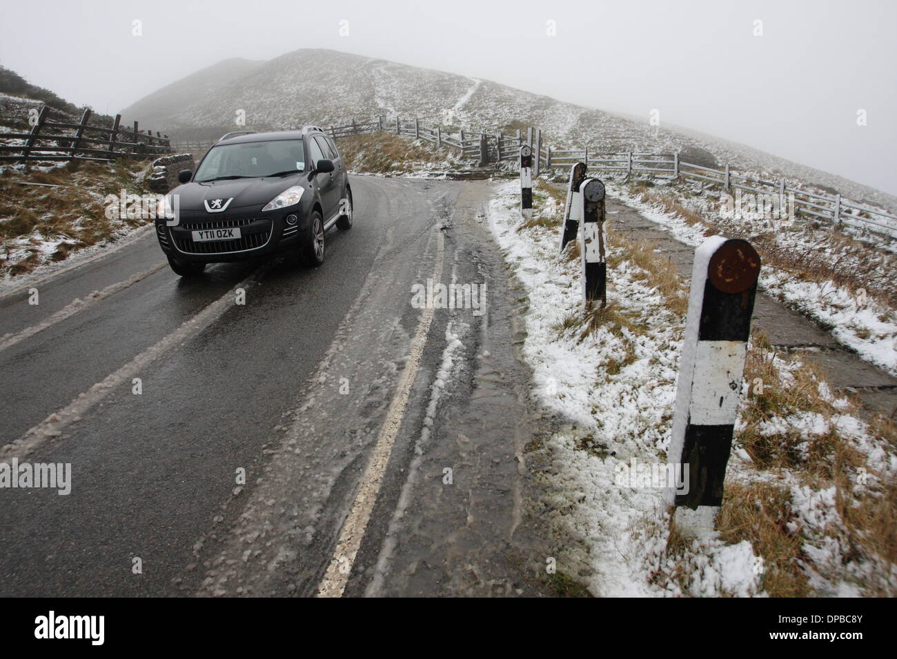 Peak District, Derbyshire, UK. 11th January 2014. 11 Jan 2014. Wintry conditions  near Castleton made for extra tricky driving conditions after overnight snowfall hit stretches of high ground iin Derbyshire's Peak District. Credit:  Matthew Taylor/Alamy Live News Stock Photo