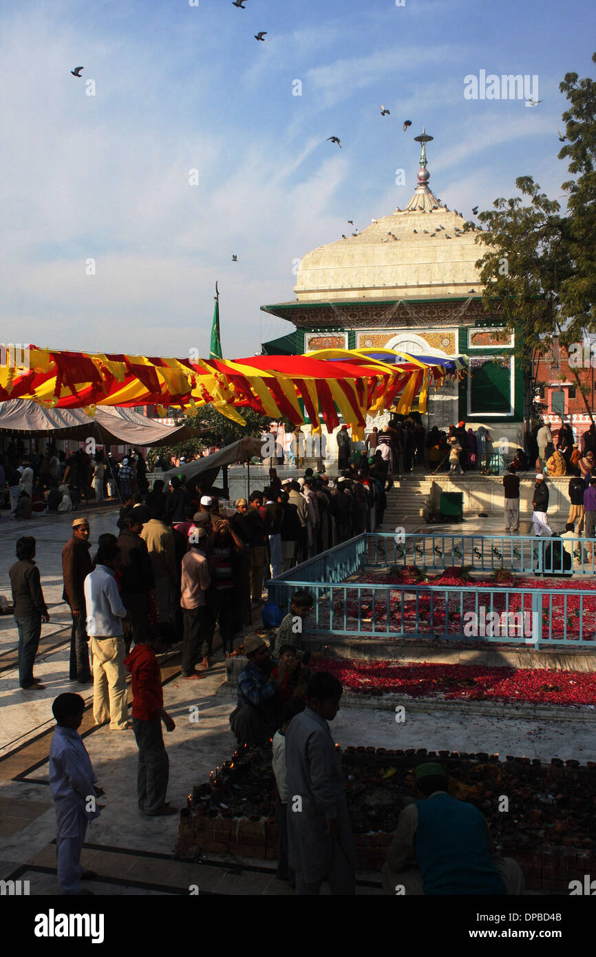 Lahore, Pakistan. 11th Jan, 2014. Pakistani Muslim devotees gather at the shrine of the Sufi saint Mian Mir Sahib during the last day of a three-day festival marking his 369th death anniversary in eastern Pakistan's Lahore on Jan. 11, 2014. Credit:  Jamil Ahmed/Xinhua/Alamy Live News Stock Photo