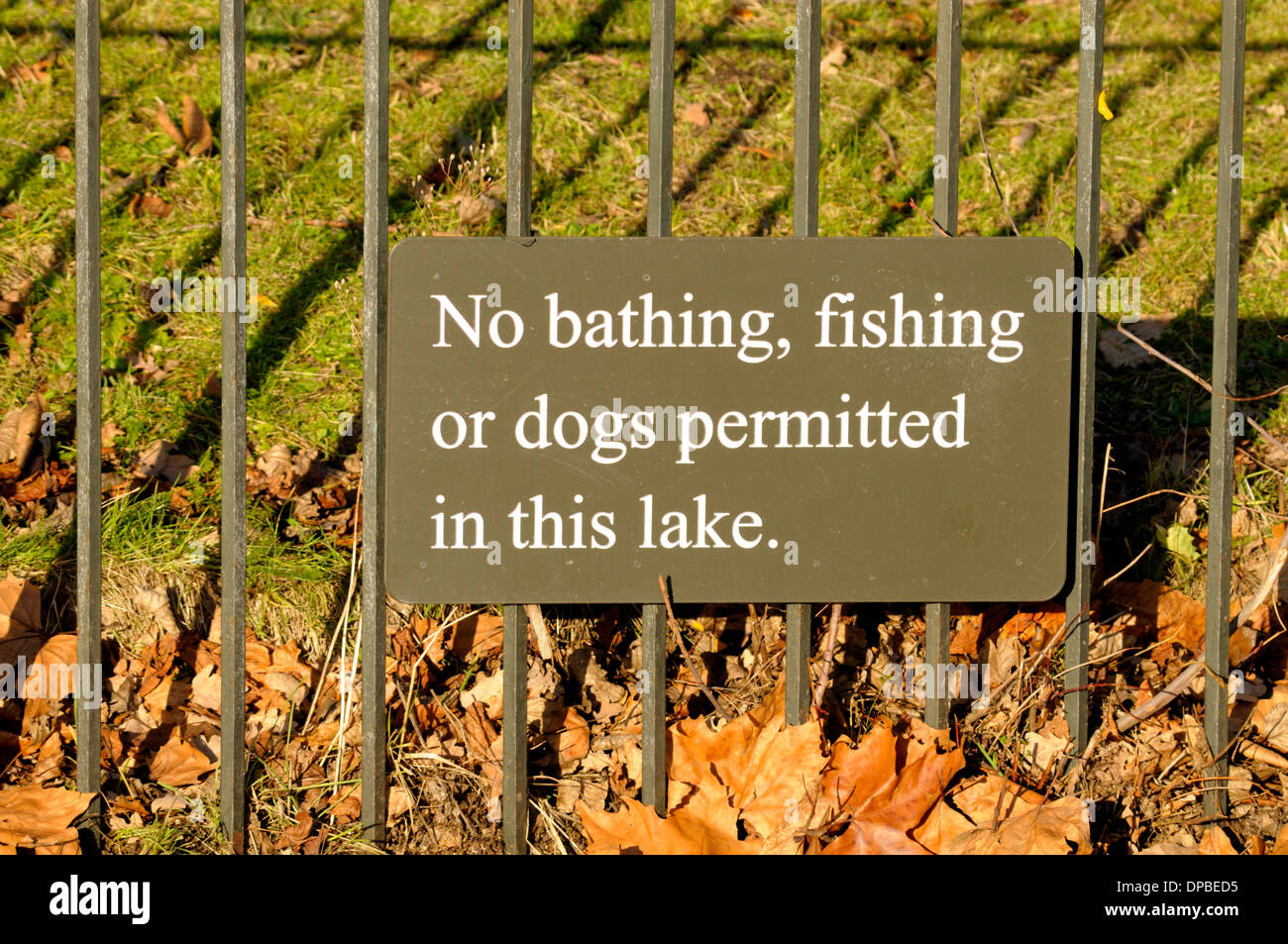 London, England, UK. Sign in Kensington Gardens 'No bathing, fishing or dogs permitted' Stock Photo