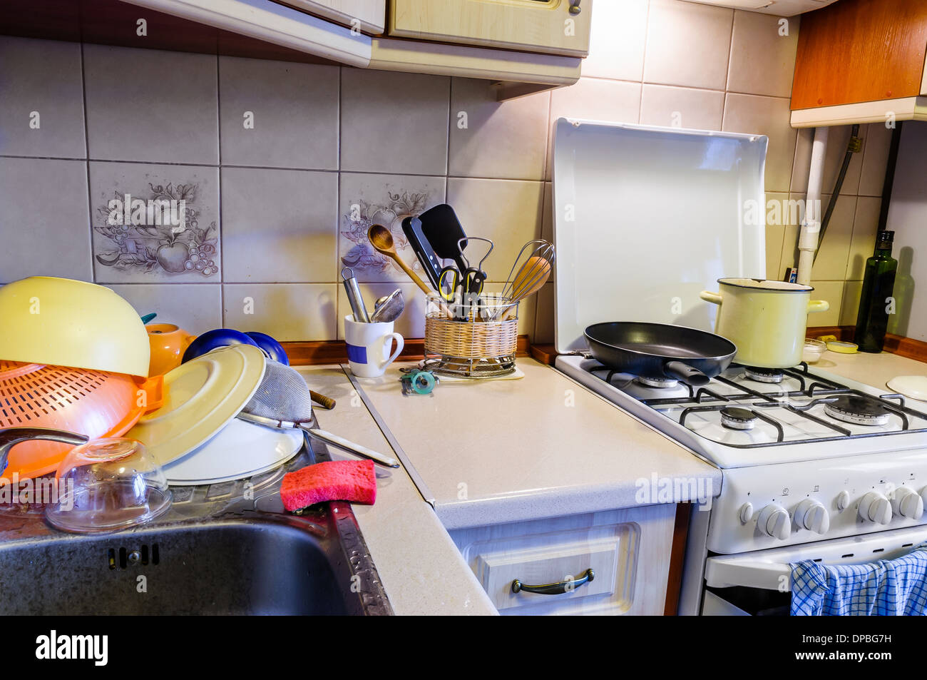 Messy kitchen disorder hi-res stock photography and images - Alamy, image size:1300x953