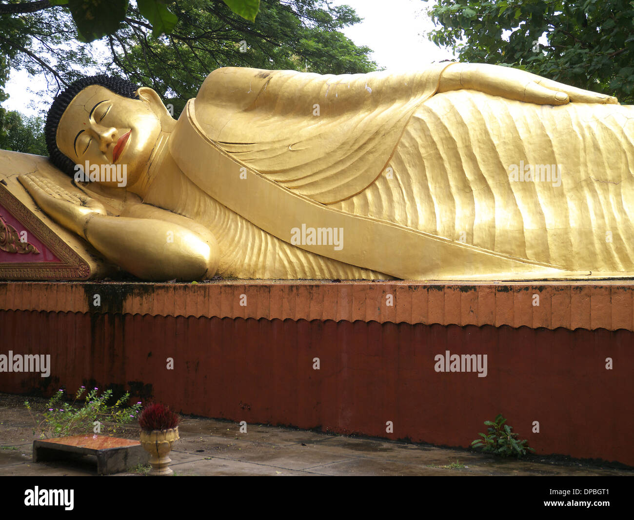 Cambodia Kampong Cham Sleeping buddha Stock Photo - Alamy