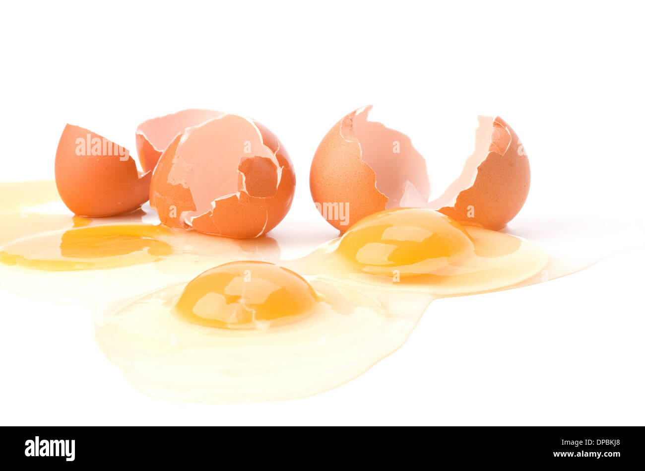 Разбей яйцо 2. Разбитое яйцо на белом фоне. Разбитые яйца. Два разбитых яйца. Красиво разбитое яйцо.