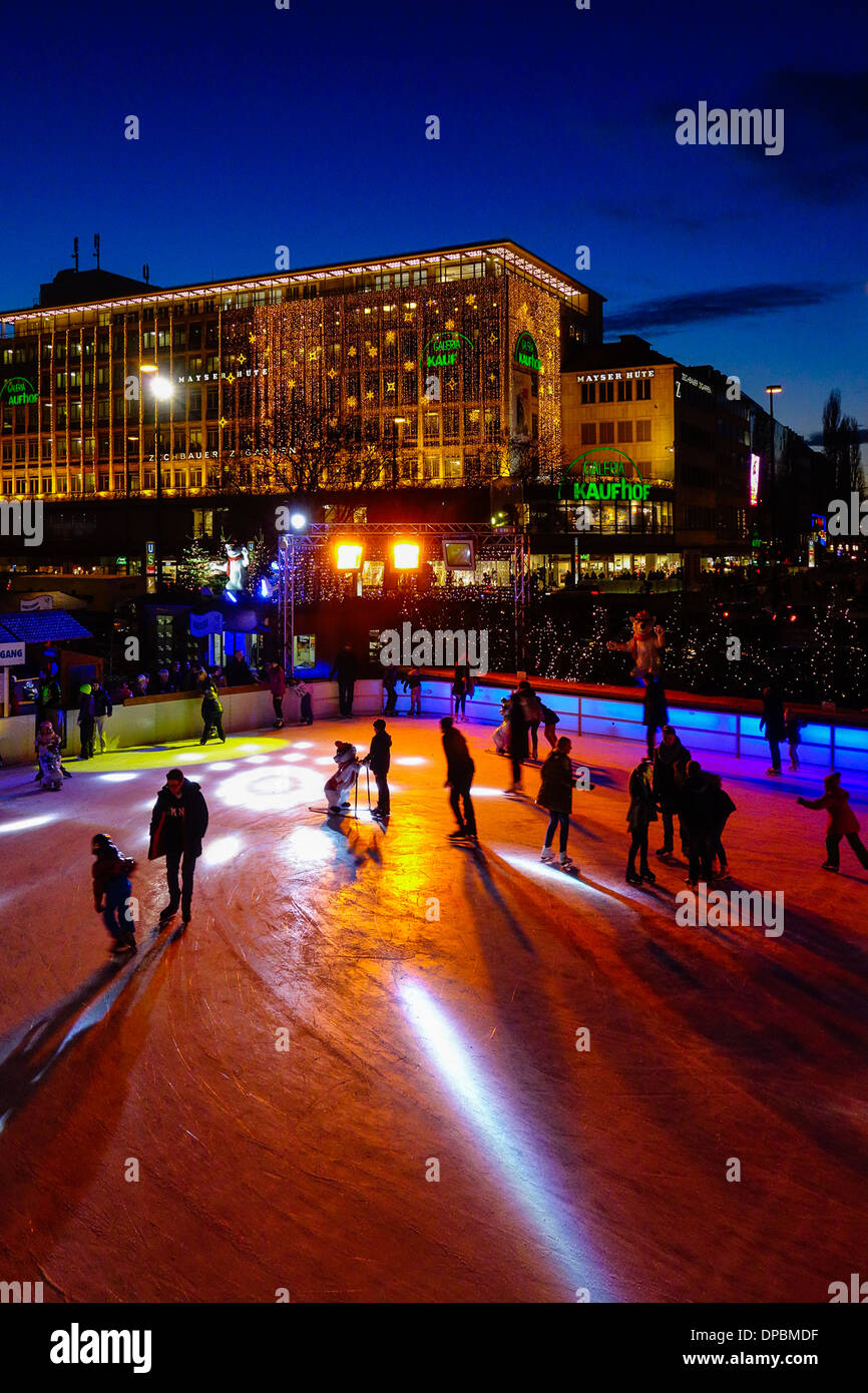 Eiszauber, people ice skating in the Munich City at the Karlsplatz