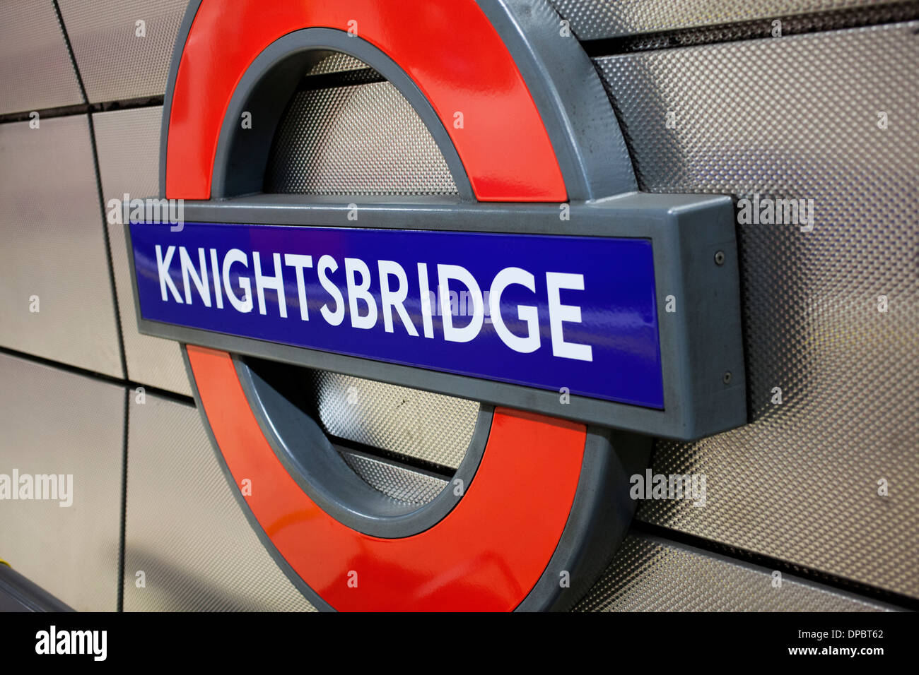 Knightsbridge tube stop sign hires stock photography and images Alamy