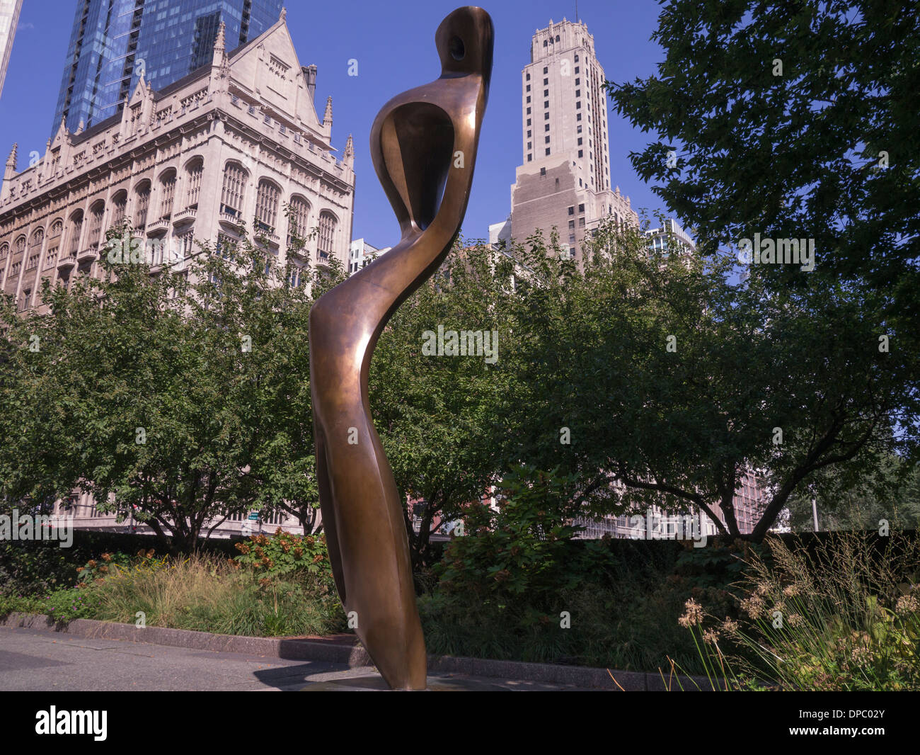 Large Interior Form by Henry Moore in the North Garden at the Art Institute of Chicago Stock Photo