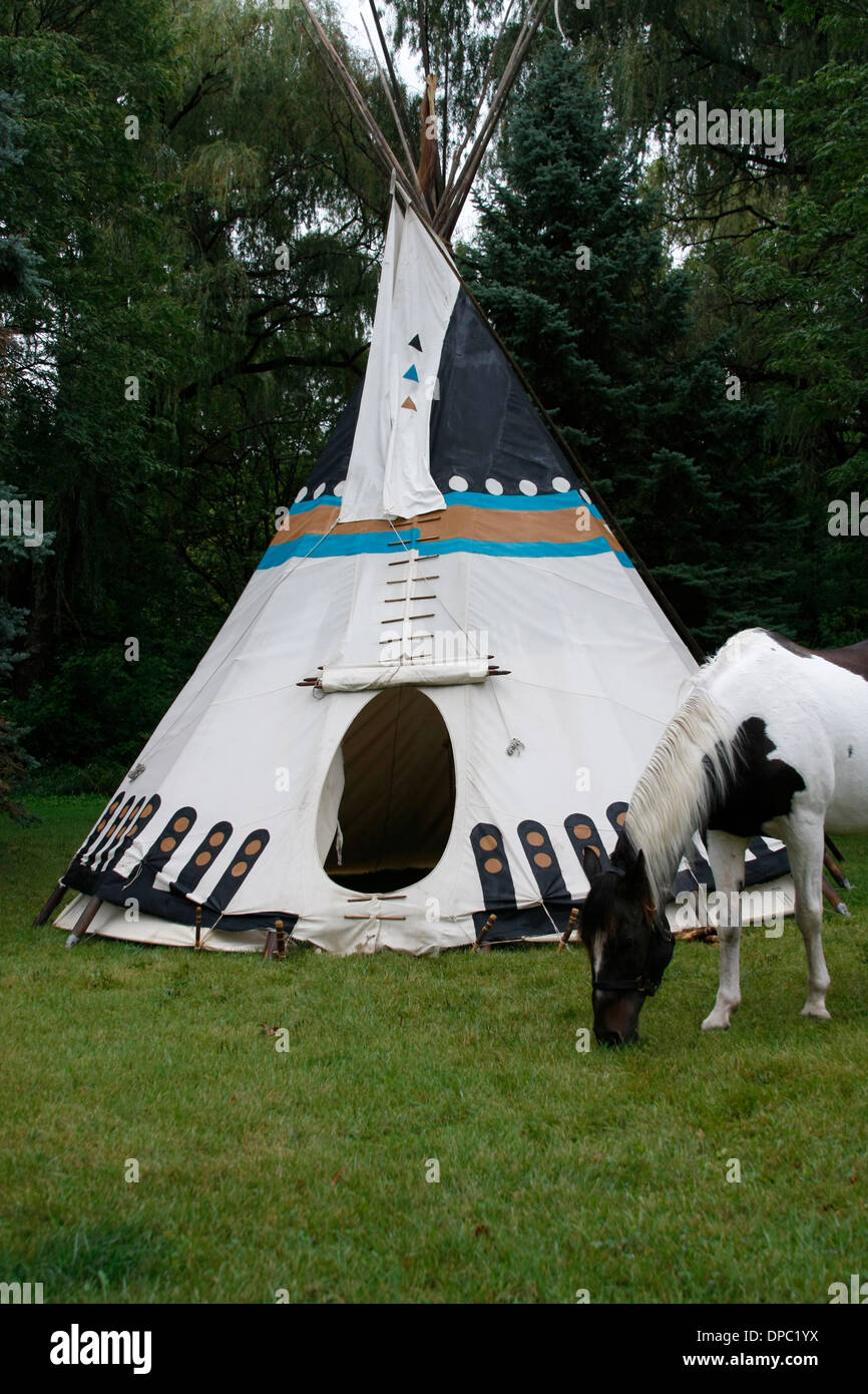 Indian teepee paint hi-res stock photography and images - Alamy