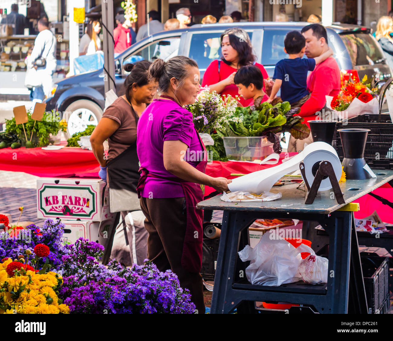 Flower sellers and shoppers at a flower market stall with fresh flowers.  Pike Place Market, Seattle, Washington, USA Stock Photo