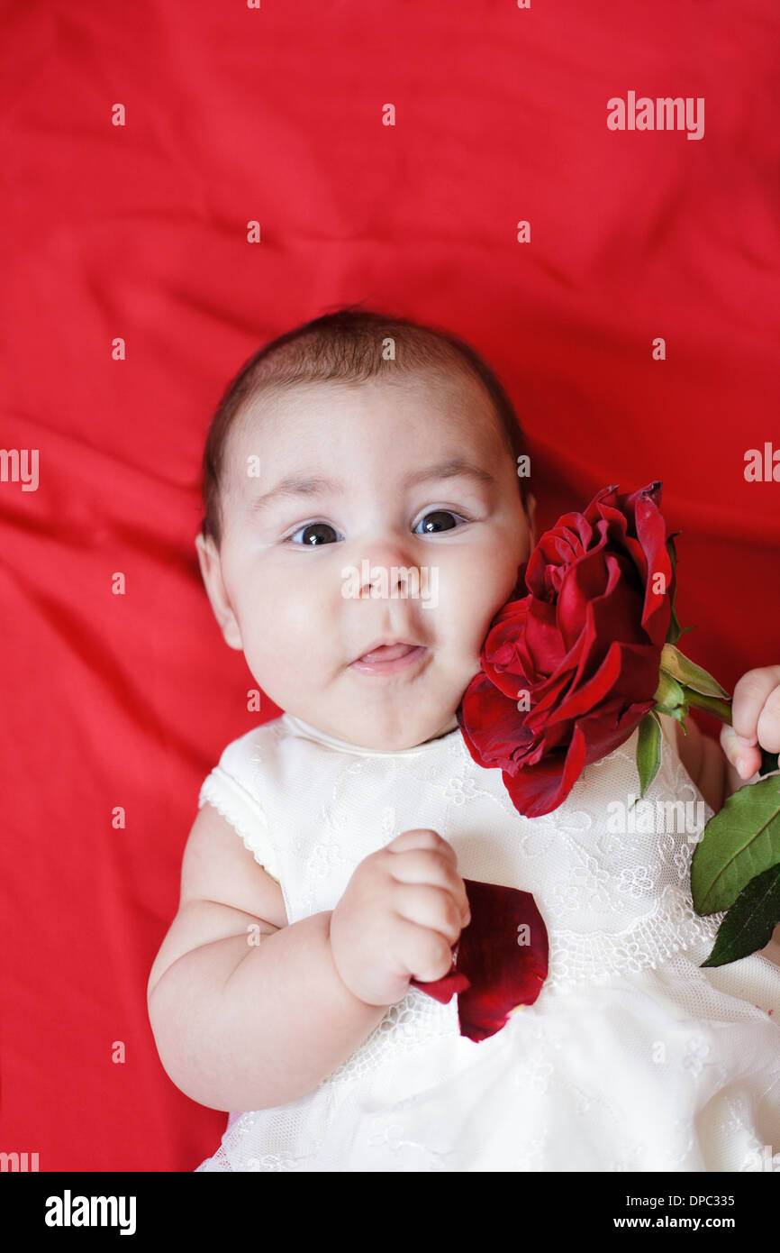 Розочкой ребенка. Фотосессия ребенок с красными розами. Малыш с розой. Розочка для детей. Фотосессия младенец с розами.