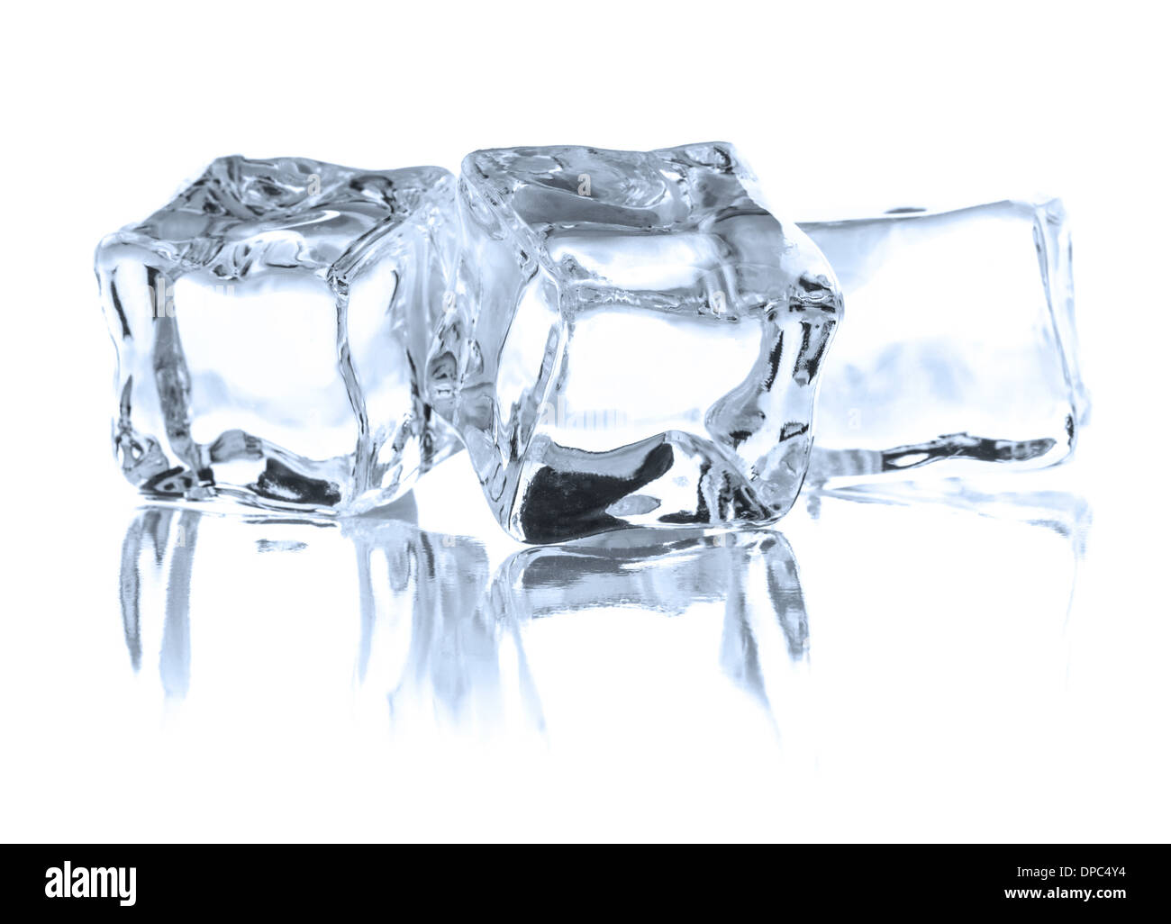 Вода со льдом. Стакан содержащий лед. Стакан содержащий лед. Вода со льдом. Лед в стакане.