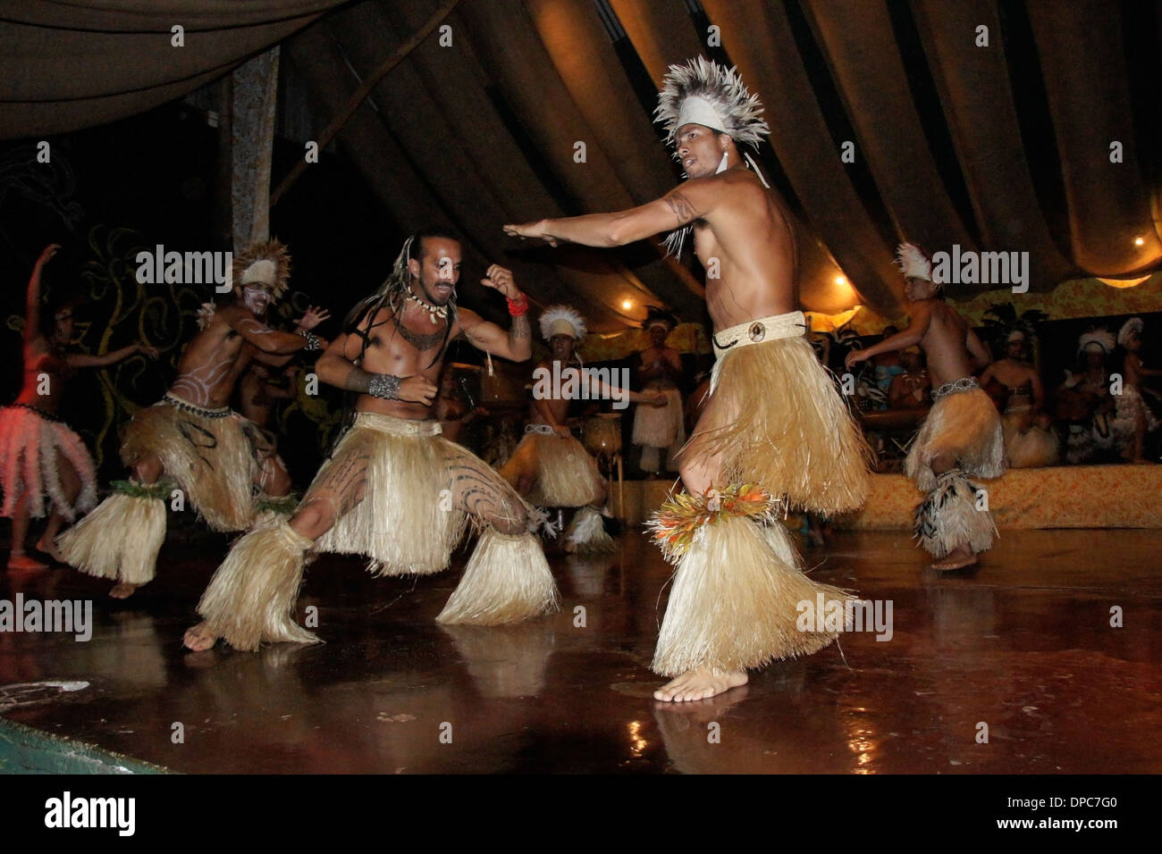 kari-kari-troupe-of-rapa-nui-dancers-and-musicians-hanga-roa-easter