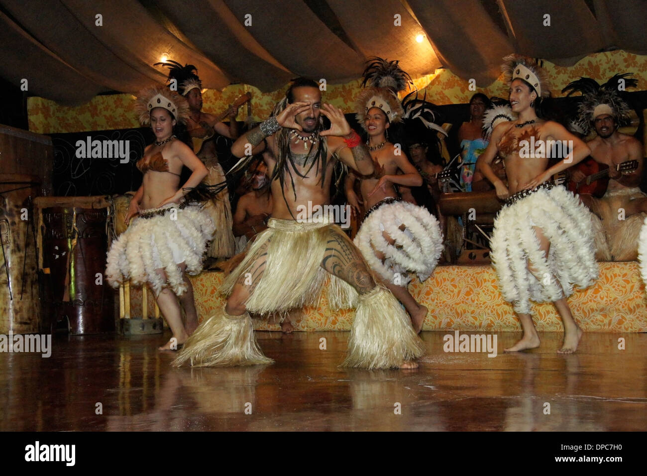 kari-kari-troupe-of-rapa-nui-dancers-and-musicians-hanga-roa-easter