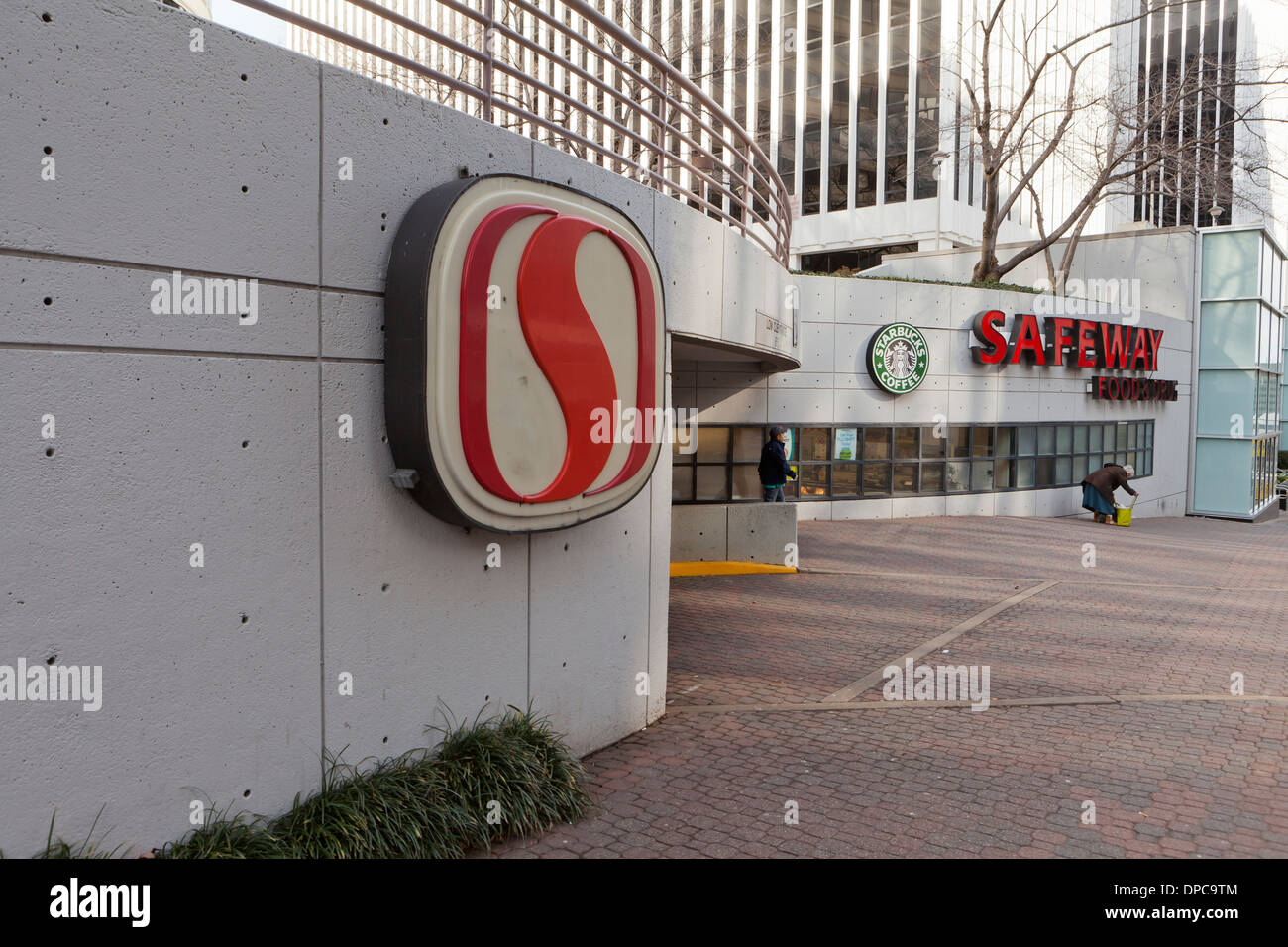 Safeway grocery store sign Arlington, Virginia USA Stock Photo Alamy