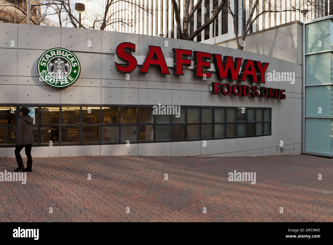 Safeway grocery store sign - Arlington, Virginia USA Stock Photo
