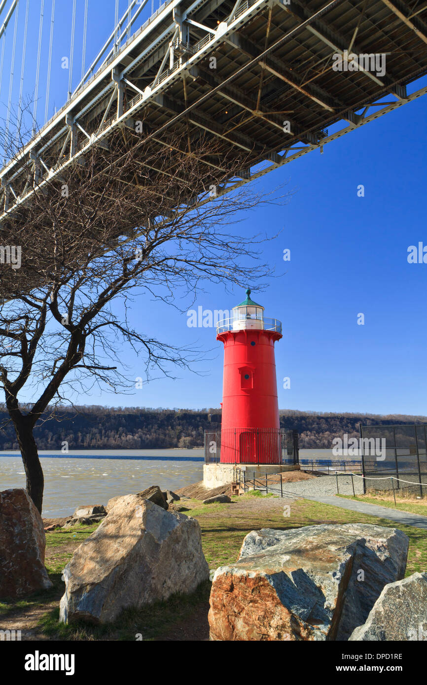 Jeffrey's Hook Lighthouse underneath the George Washington Bridge on the Hudson River in upper Manhattan in New York, NY Stock Photo