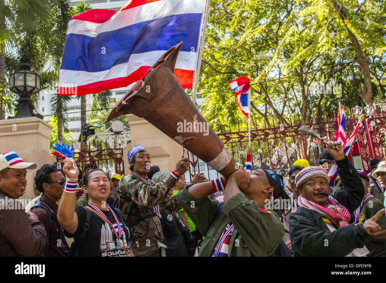 Bangkok, Thailand. 13th Jan, 2014. Many thousand government opponents gather in the inner city and bring the business life to a halt in Bangkok, Thailand, 13 January 2014. Demonstrators occupy at least seven important crossings and move in long protest marches through the main streets. Photo: Sebastian Backhaus/dpa/Alamy Live News Stock Photo