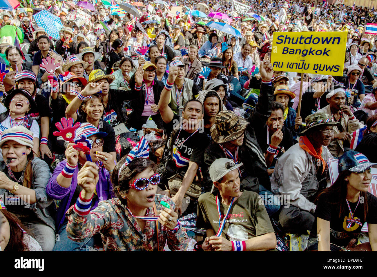 Bangkok, Thailand. 13th Jan, 2014. Many thousand government opponents gather in the inner city and bring the business life to a halt in Bangkok, Thailand, 13 January 2014. Demonstrators occupy at least seven important crossings and move in long protest marches through the main streets. Photo: Sebastian Backhaus/dpa/Alamy Live News Stock Photo