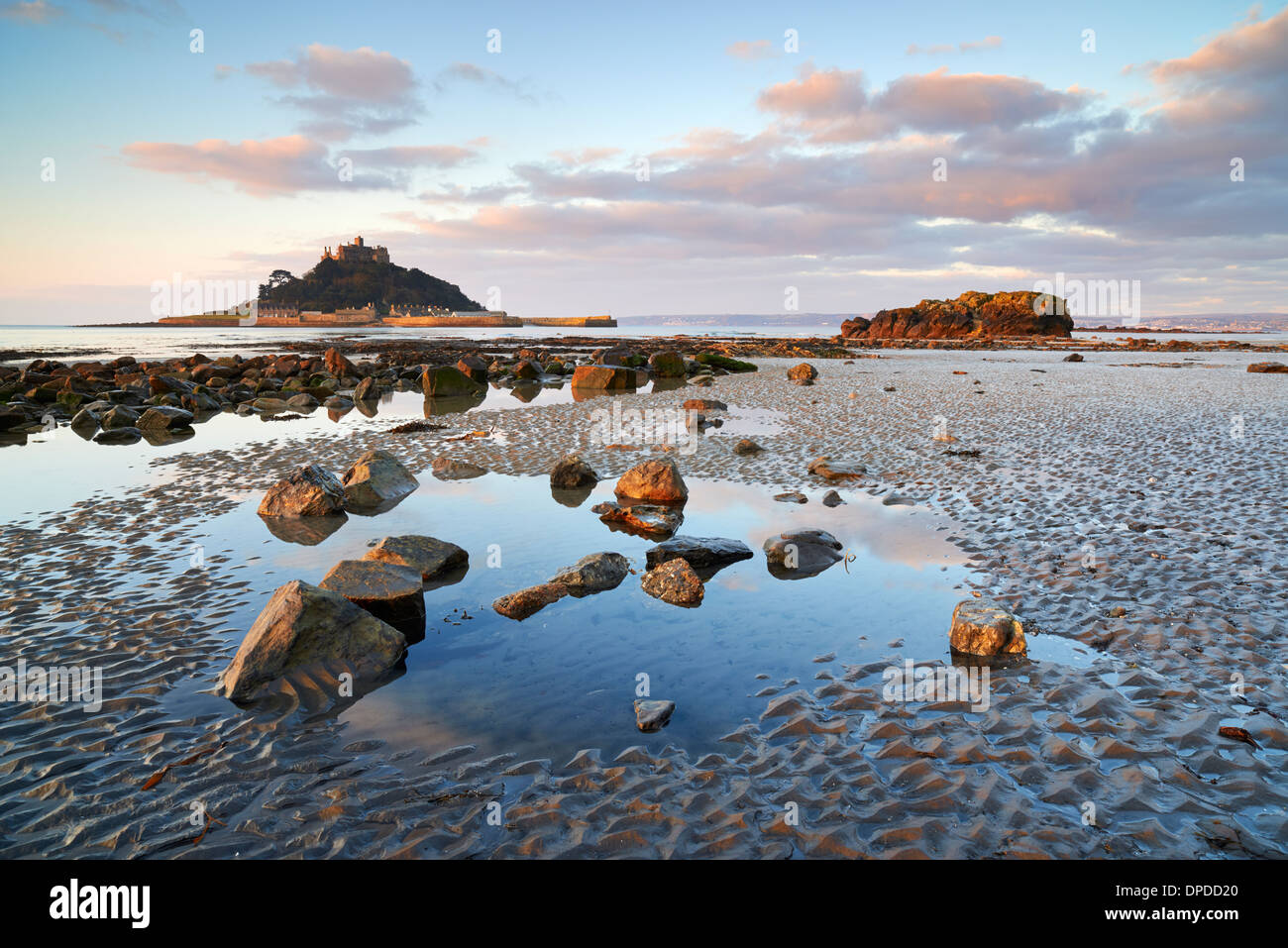 Low tide at Marazion beach overlooking Mounts Bay and St Michael's Mount Stock Photo