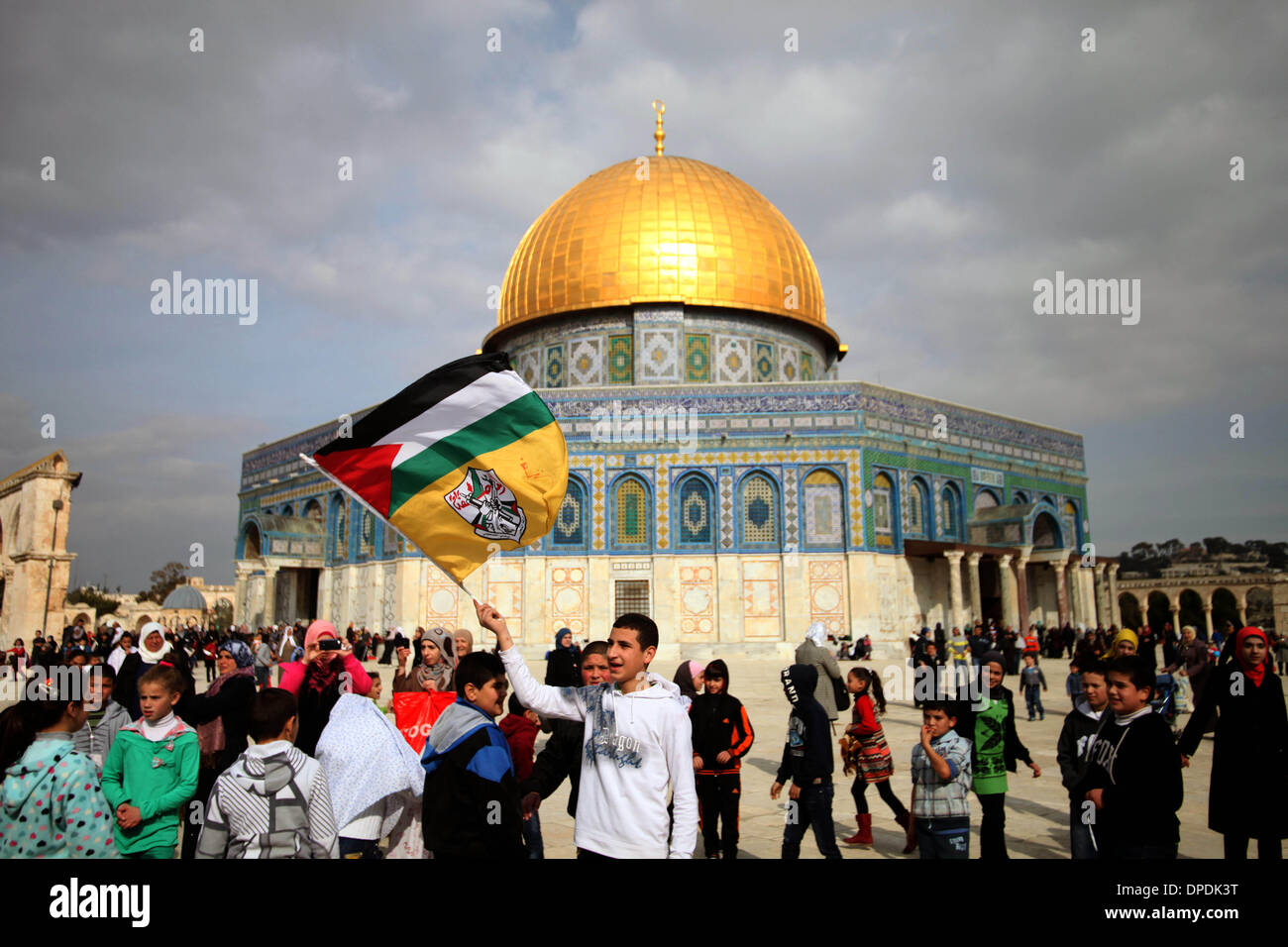 Jerusalem, Jerusalem, Palestinian Territory. 13th Jan, 2014. Palestinians attend a celebration commemorate the birth of Islam's Prophet Mohammed in a ''Mouled'' procession, in front of the Dome of the Rock mosque at the Al-Aqsa compound, Islam's third holiest site, in the old city of Jerusalem January 13, 2014. Muslims across the world are celebrating the birth of Islam's prophet who was born in 570 AD in the holy city of Mecca and received his revelation at the age of 40 Credit:  Saeed Qaq/APA Images/ZUMAPRESS.com/Alamy Live News Stock Photo