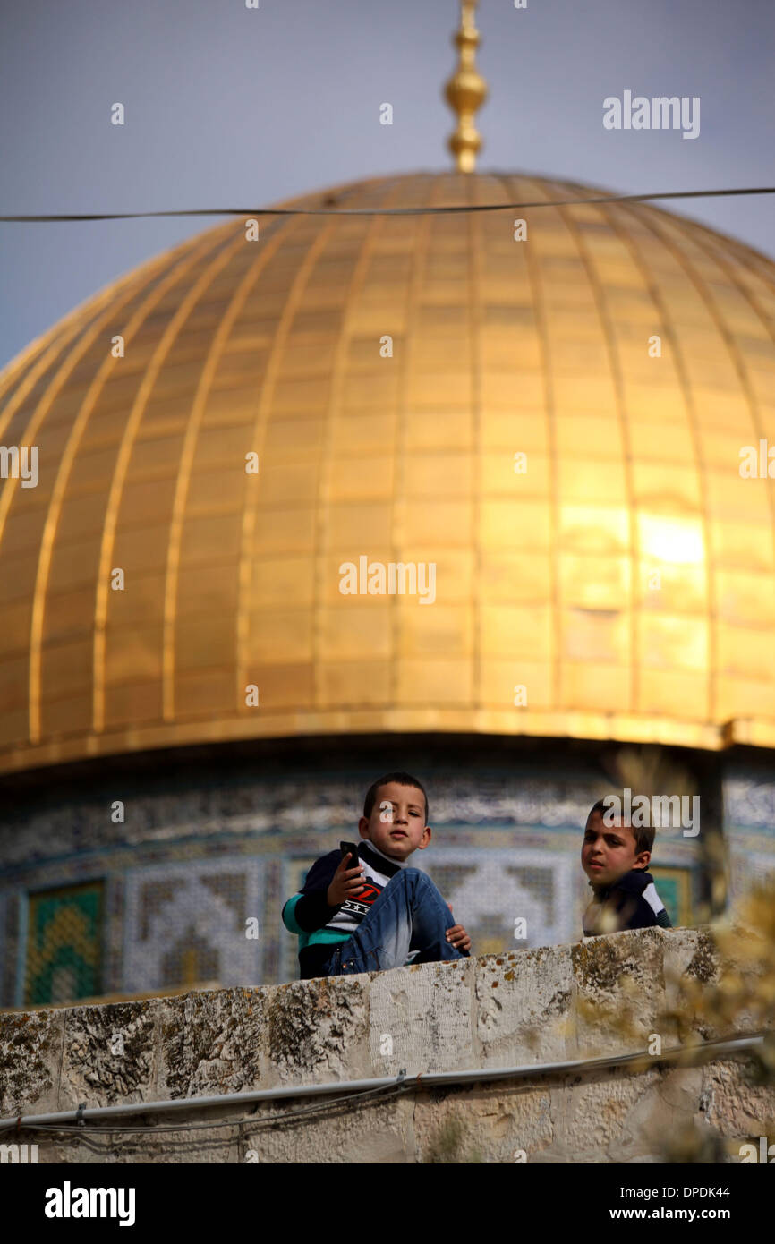 Jerusalem, Jerusalem, Palestinian Territory. 13th Jan, 2014. Palestinians attend a celebration commemorate the birth of Islam's Prophet Mohammed in a ''Mouled'' procession, in front of the Dome of the Rock mosque at the Al-Aqsa compound, Islam's third holiest site, in the old city of Jerusalem January 13, 2014. Muslims across the world are celebrating the birth of Islam's prophet who was born in 570 AD in the holy city of Mecca and received his revelation at the age of 40 Credit:  Saeed Qaq/APA Images/ZUMAPRESS.com/Alamy Live News Stock Photo