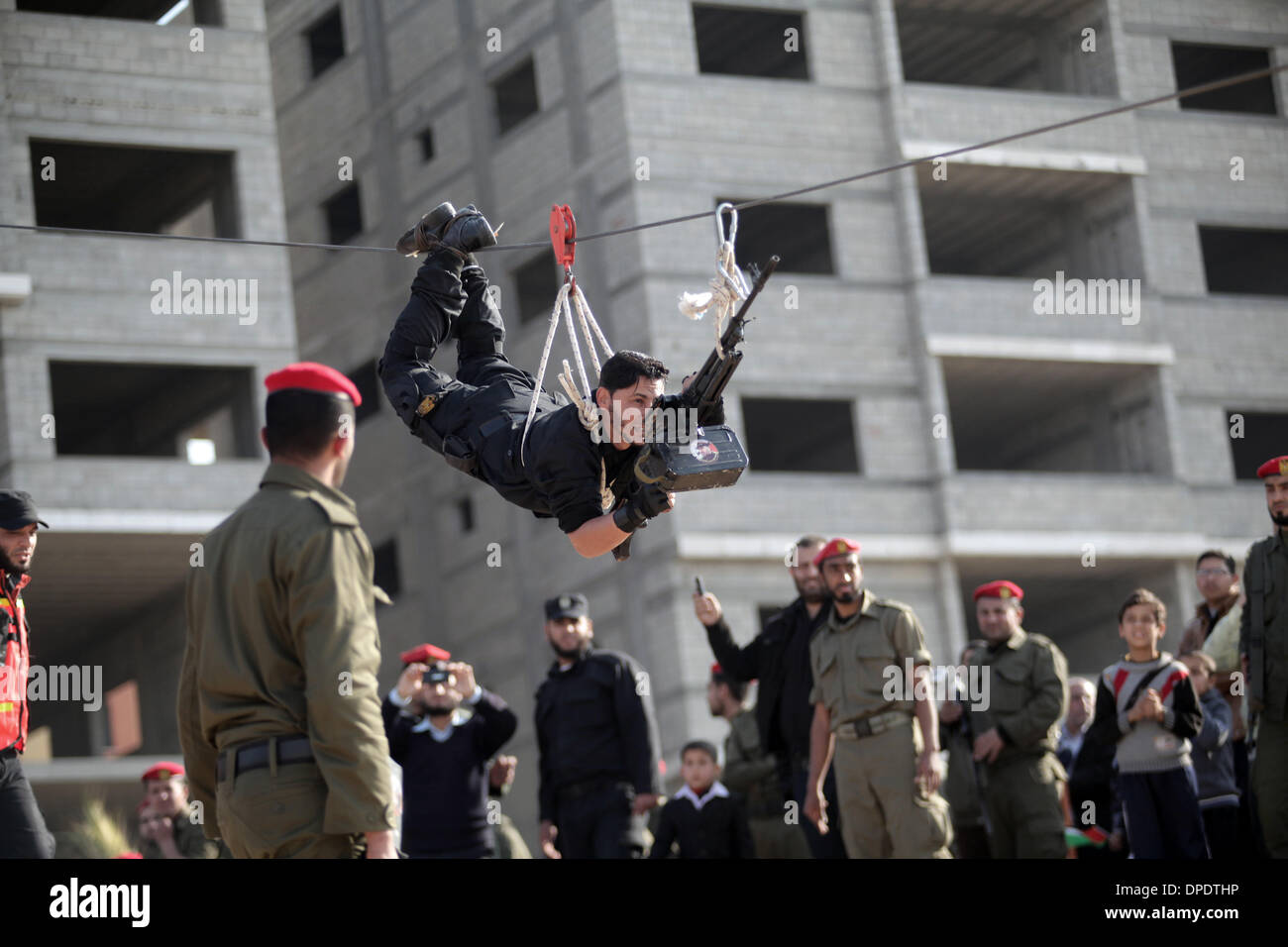 Gaza, Palestinian Territories. 13th Jan, 2014. A Member of Palestinian security forces loyal to Hamas Government in Gaza shows his military skills during a parade marking the fifth anniversary of the three-week offensive Israel launched in 2008-2009, in Gaza City January 13, 2014. Credit:  Ahmed Deeb/NurPhoto/ZUMAPRESS.com/Alamy Live News Stock Photo