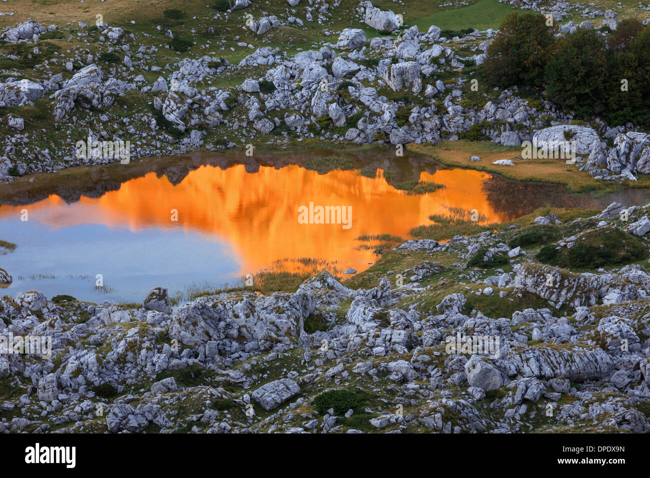 Mountain lake reflection peaks hi-res stock photography and images - Alamy
