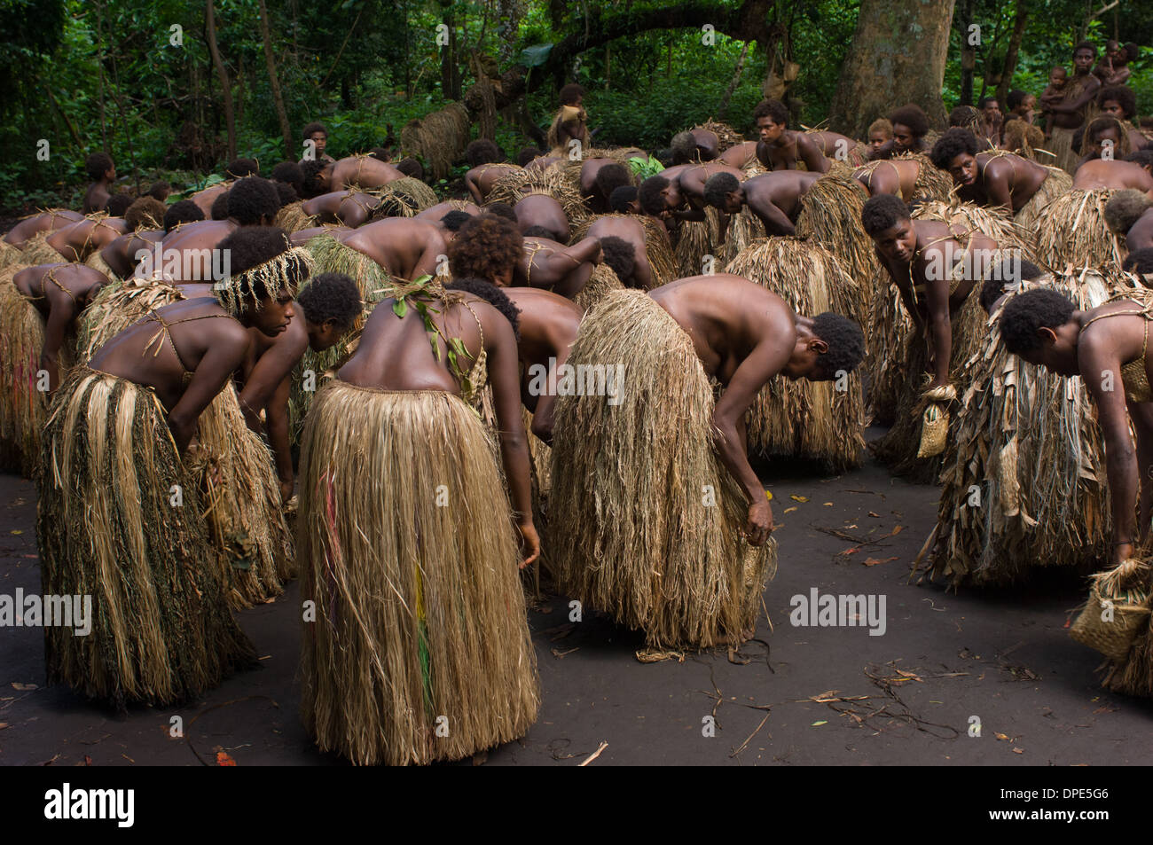 Tharaka girls with grass skirts - Kenya, Traditionnal skirt…
