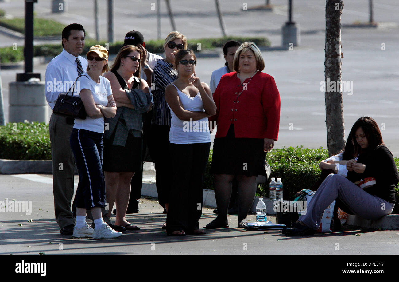 (Published 10/12/2006, B-1:R, B-2:E,S,C)  OCTOBER 11, 2006, SAN DIEGO, CALIFORNIA, USA  .................................. Employees and customers from the grocery store on Murphy Canyon Road wait outside in a distant parking lot where earlier the bank inside the grocery store was robbed.  SDPD PAO reports that the bank robber left a bag behind containing a suspicious, which they t Stock Photo