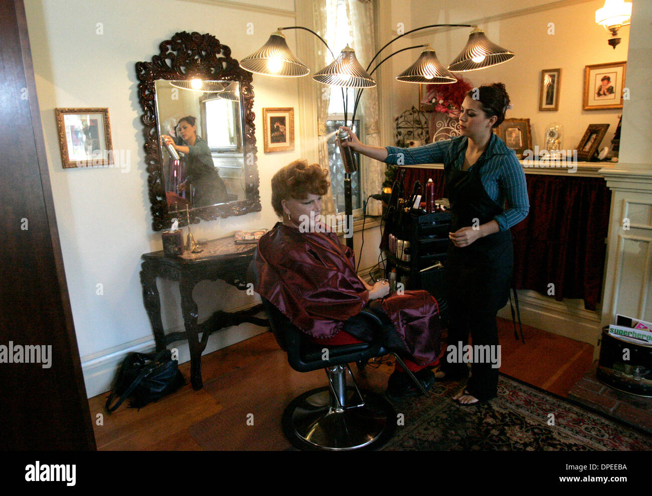 Luchtvaartmaatschappijen Humaan vergroting PUBLISHED 10/24/2006, C-5) October 19, 2006 National City, CA YESSICA  CERDA(cq)owns her own hair salon in a rowhome in National City. The salon  is unique because it has a completely Victorian Era